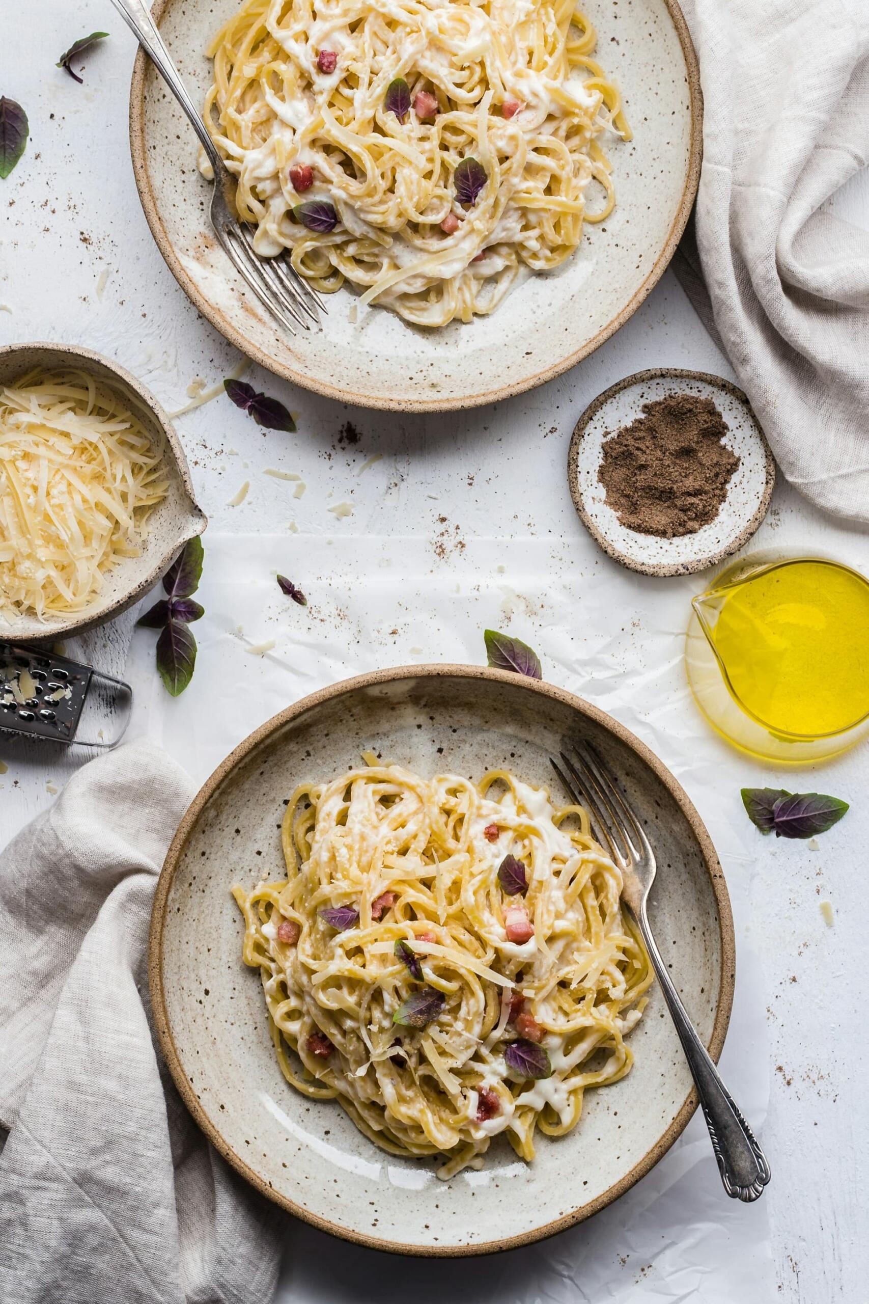 チーズとオリーブオイルを添えたイタリア料理のパスタ