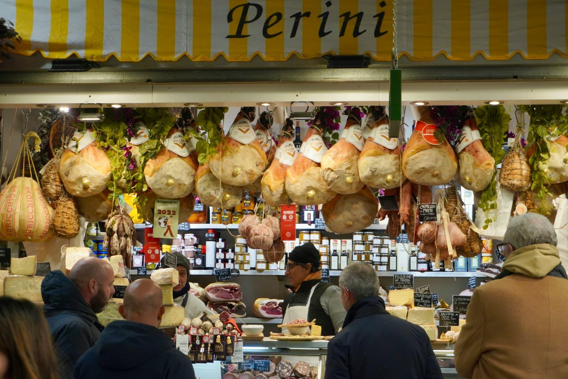 イタリアの食材店に並ぶ生ハムとチーズ