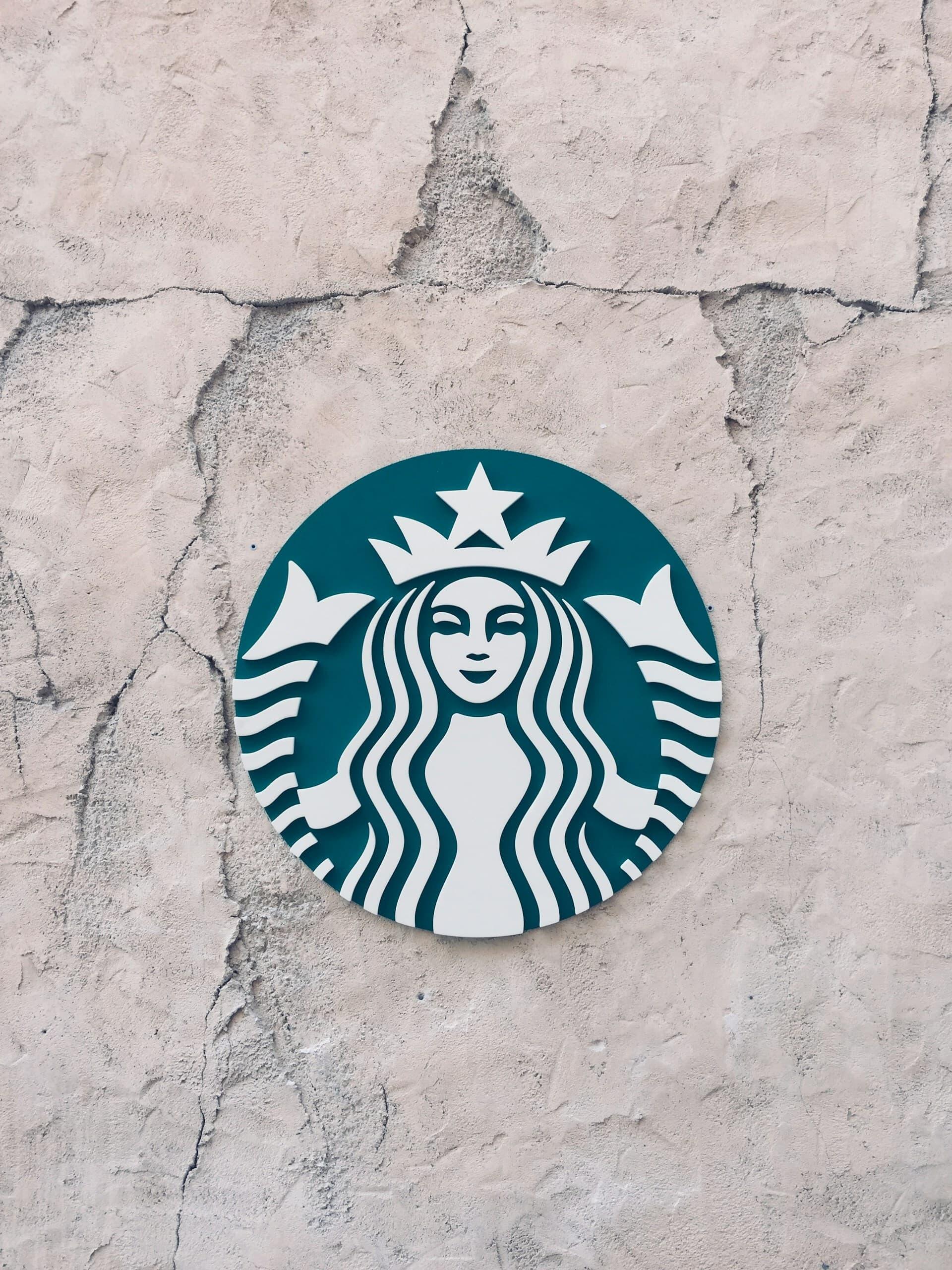 壁に掲げられたスターバックスのロゴ