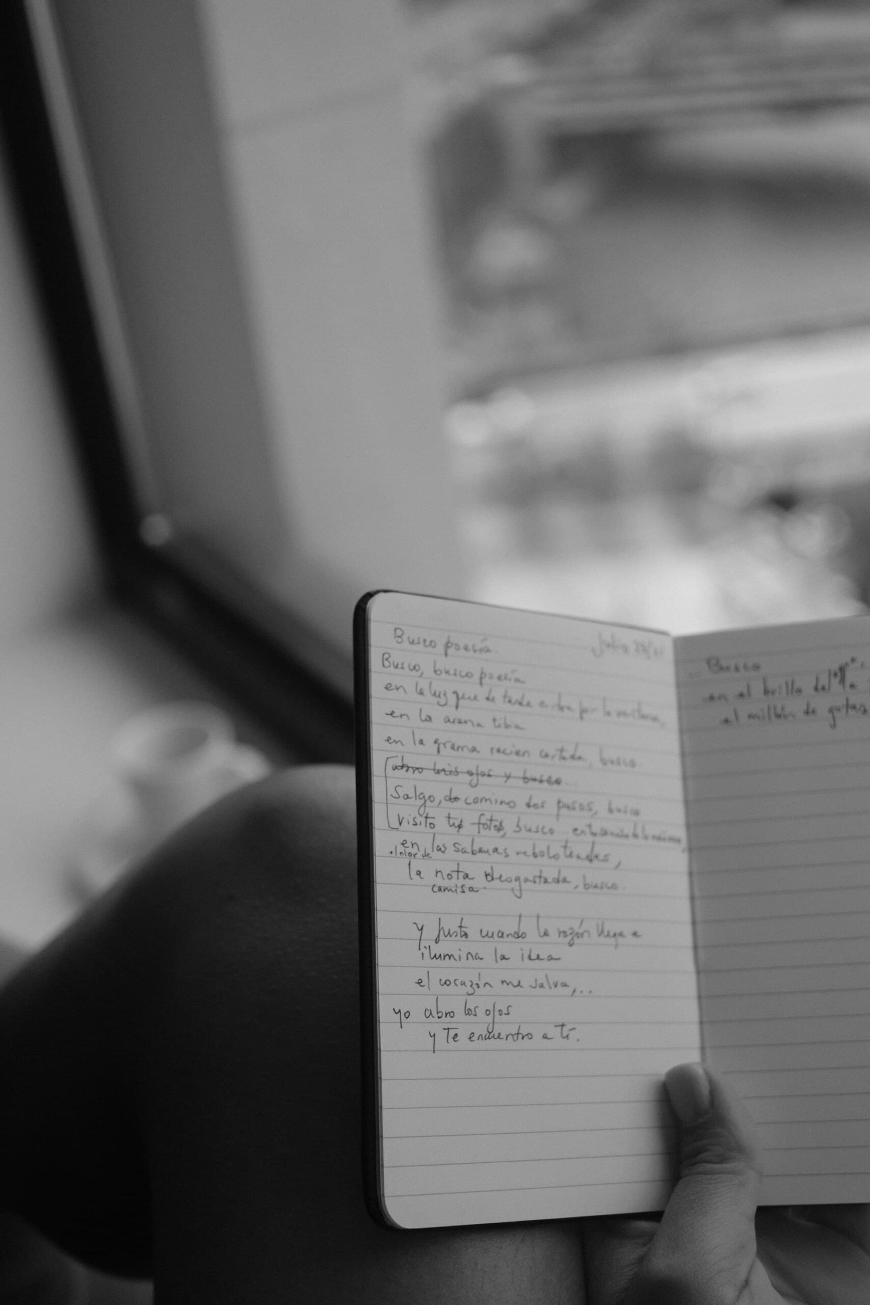 スペイン語の歌詞を書き写したノートで学習する様子