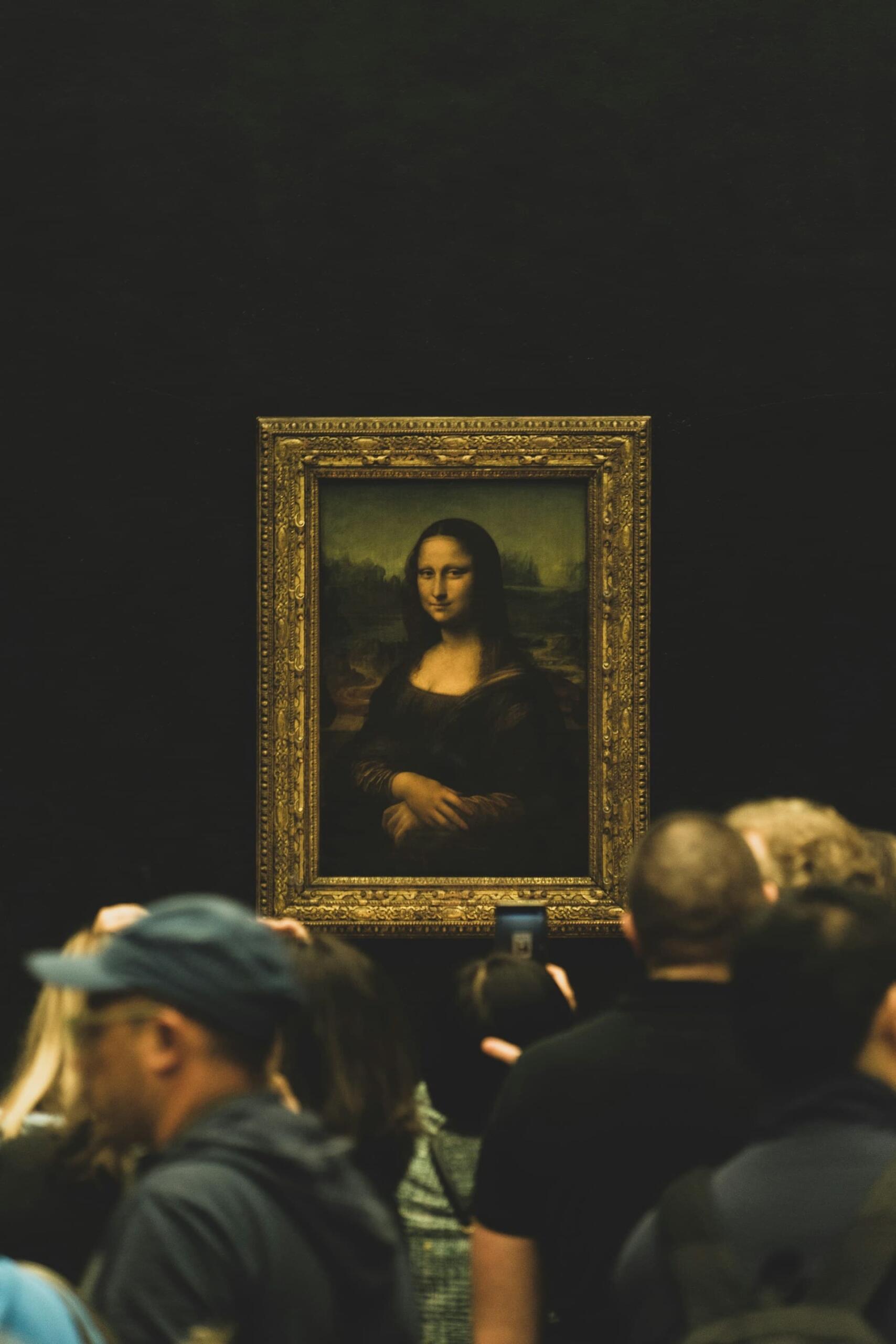 美術館で鑑賞される肖像画モナ・リザ