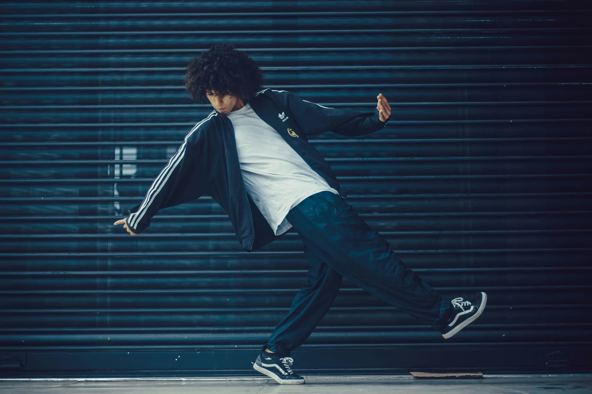 路上でストリートダンスを踊る男性