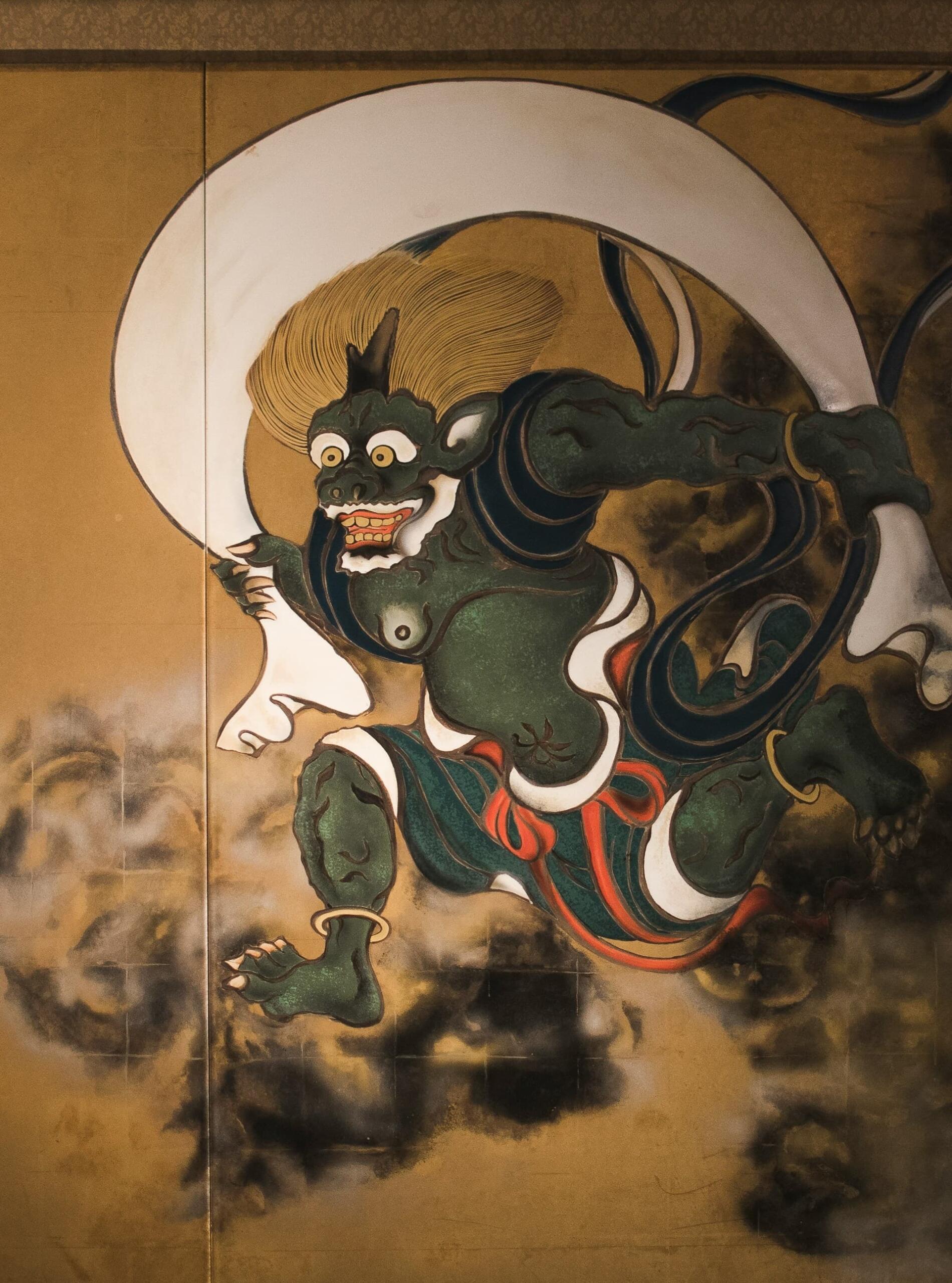 金地の屏風に力強く描かれた風神の姿