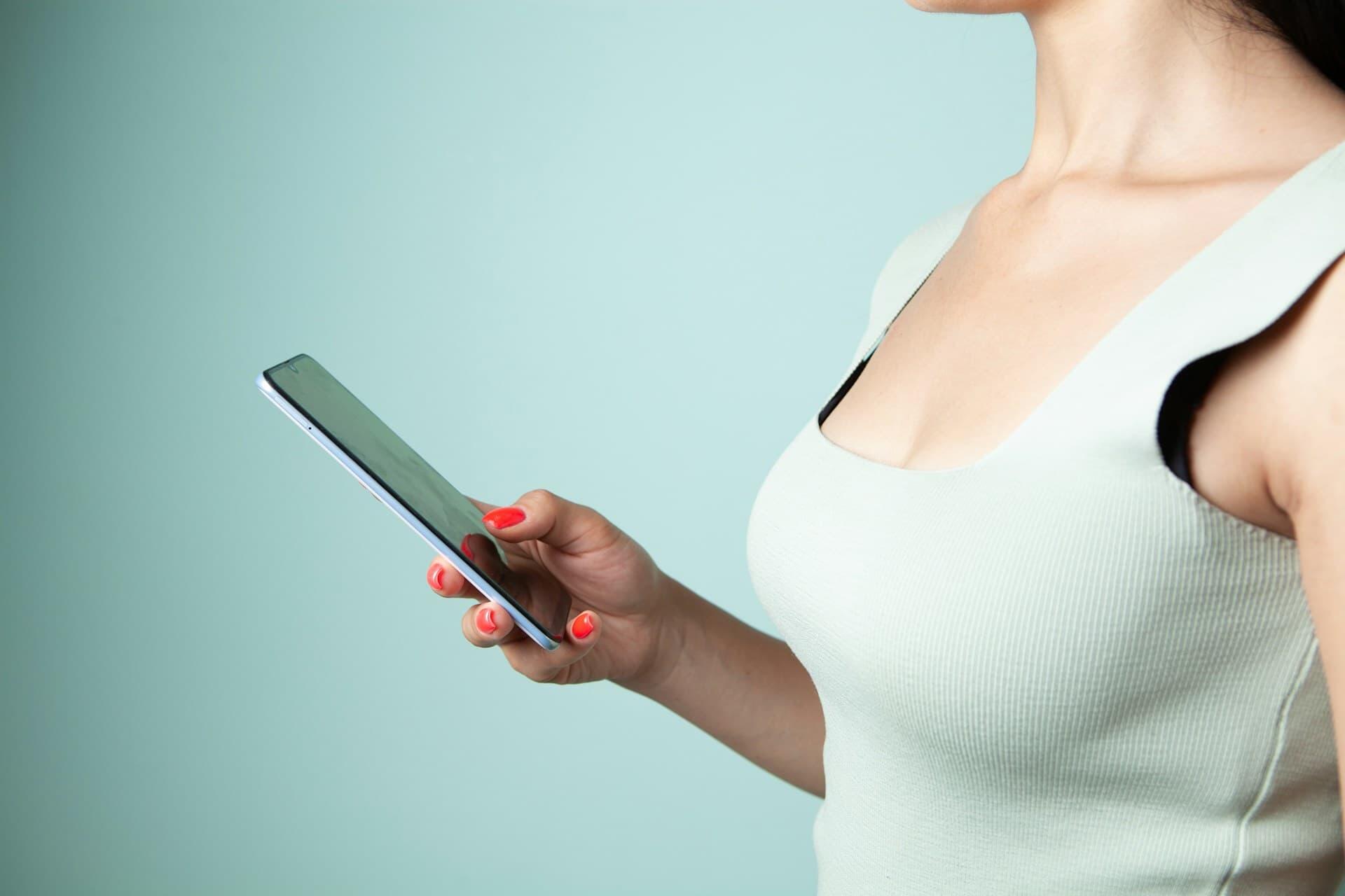 スマホを手に持ちフォームを確認する女性