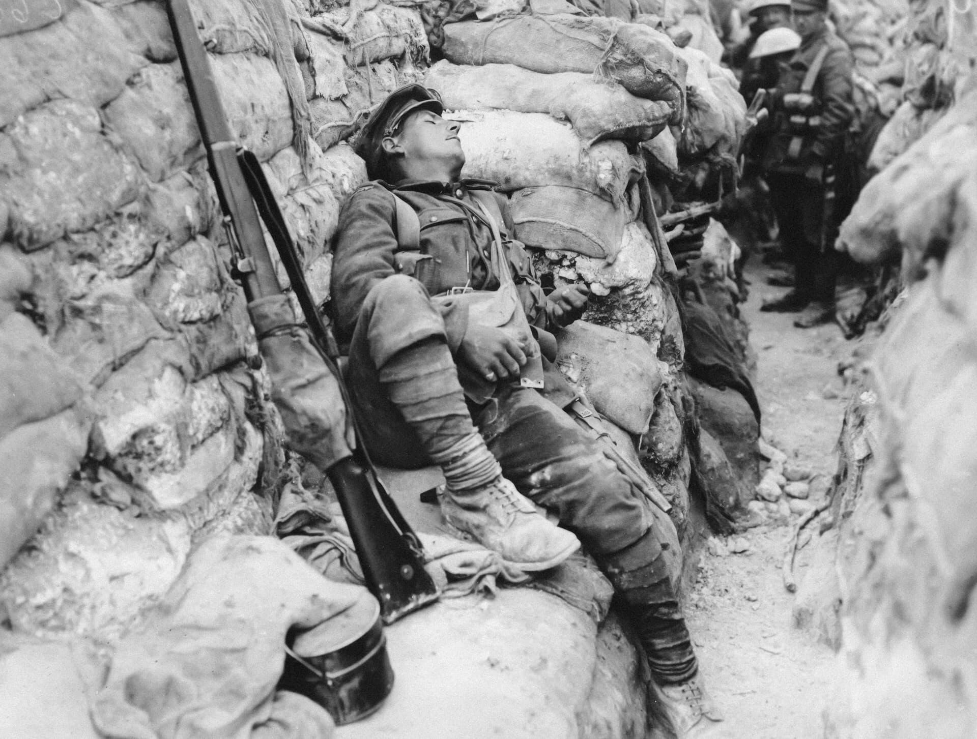 第一次世界大戦の塹壕で休む兵士
