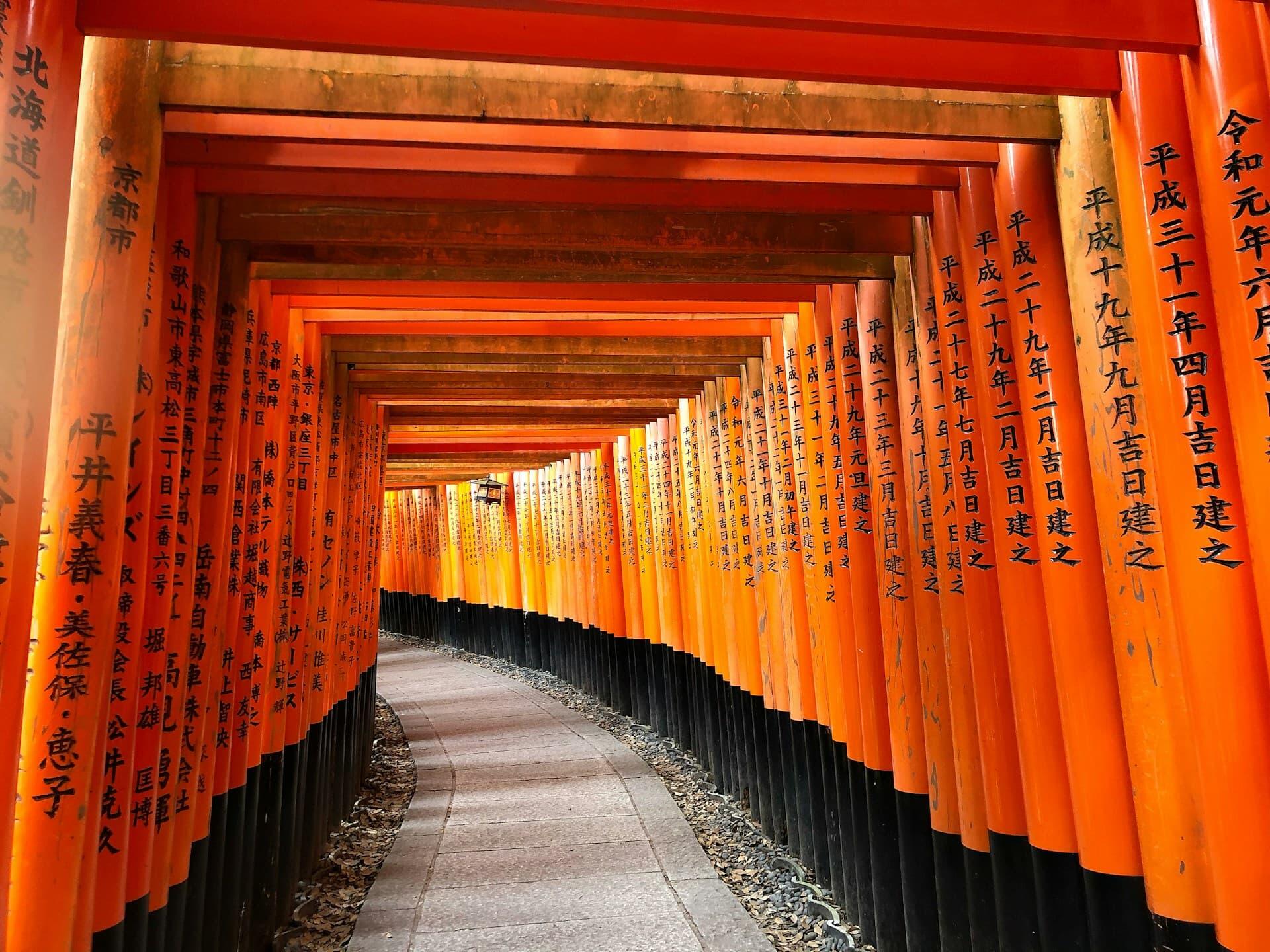 京都・伏見稲荷大社の幻想的な千本鳥居