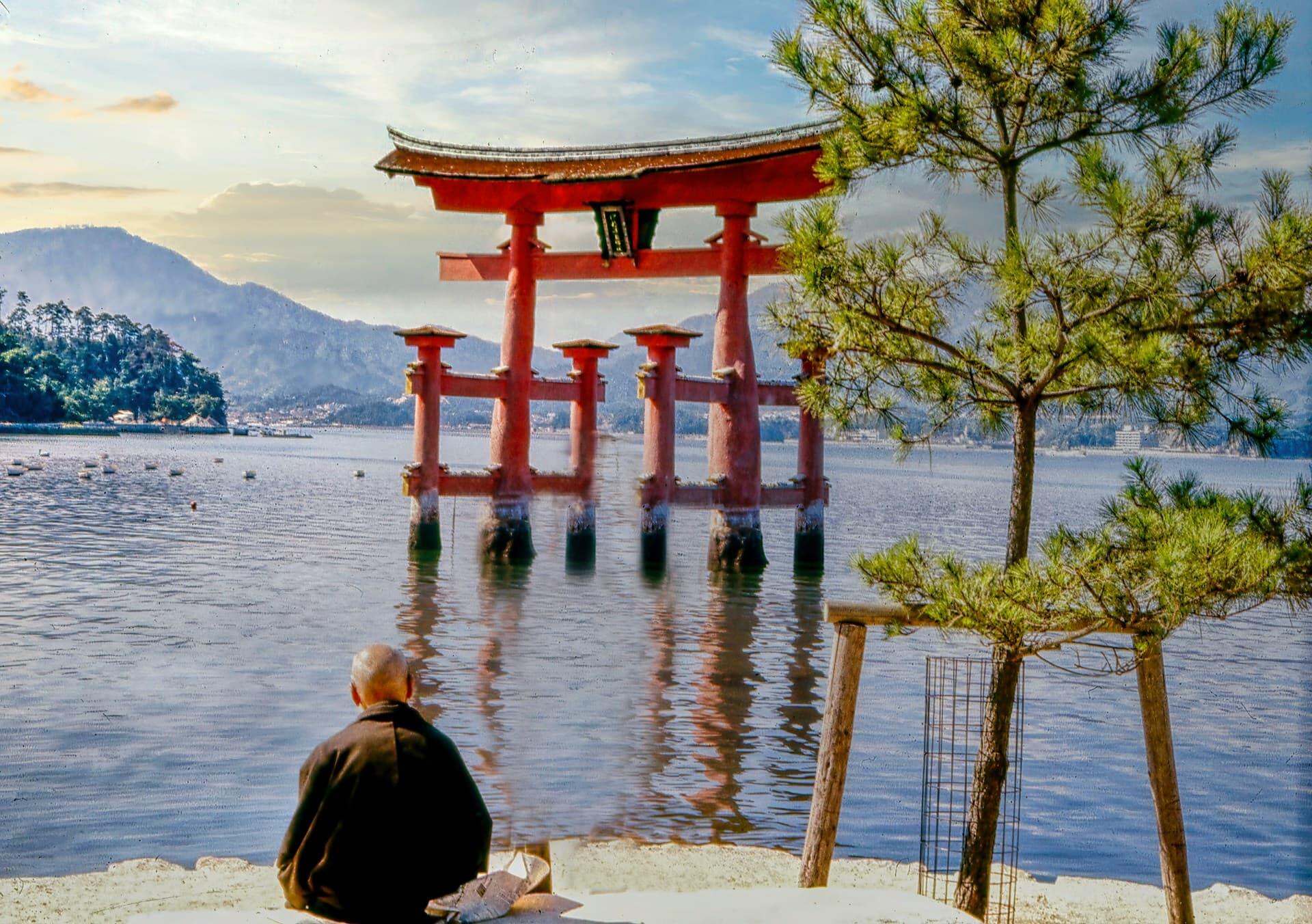 広島・厳島神社の海に浮かぶ大鳥居と僧侶