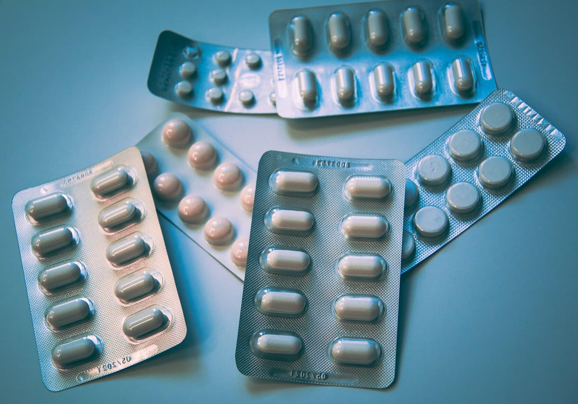 日本への持ち込み規制のある常備薬の錠剤とパッケージ