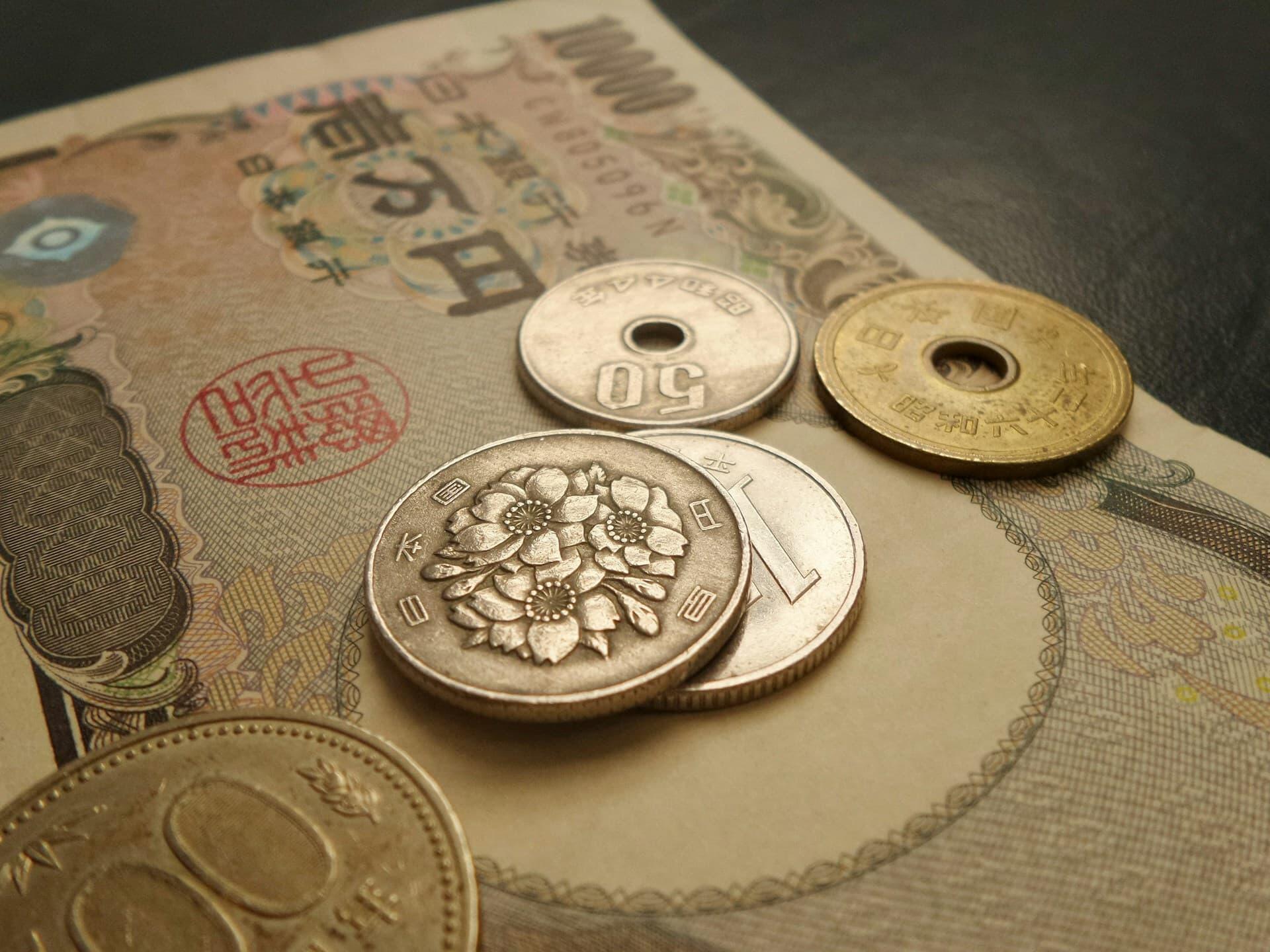 日本旅行の必需品である日本円の紙幣と硬貨