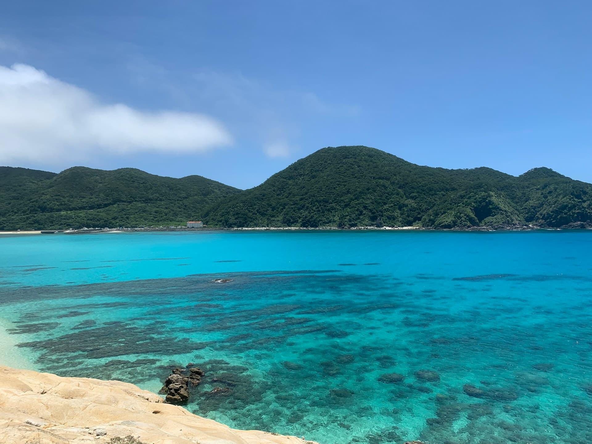 エメラルドブルーの海が広がる沖縄・ケラマ諸島