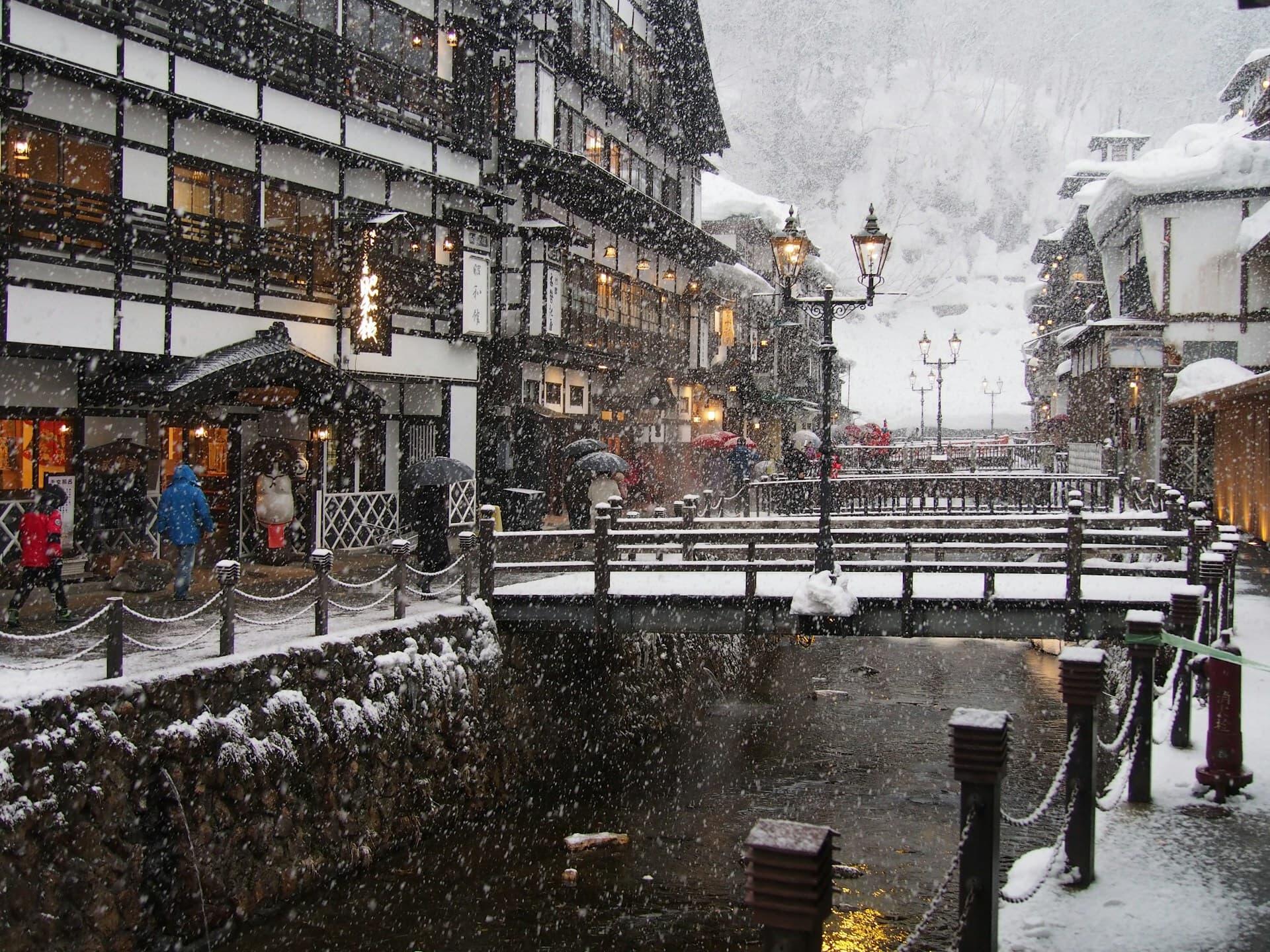 雪景色の美しい日本の温泉街