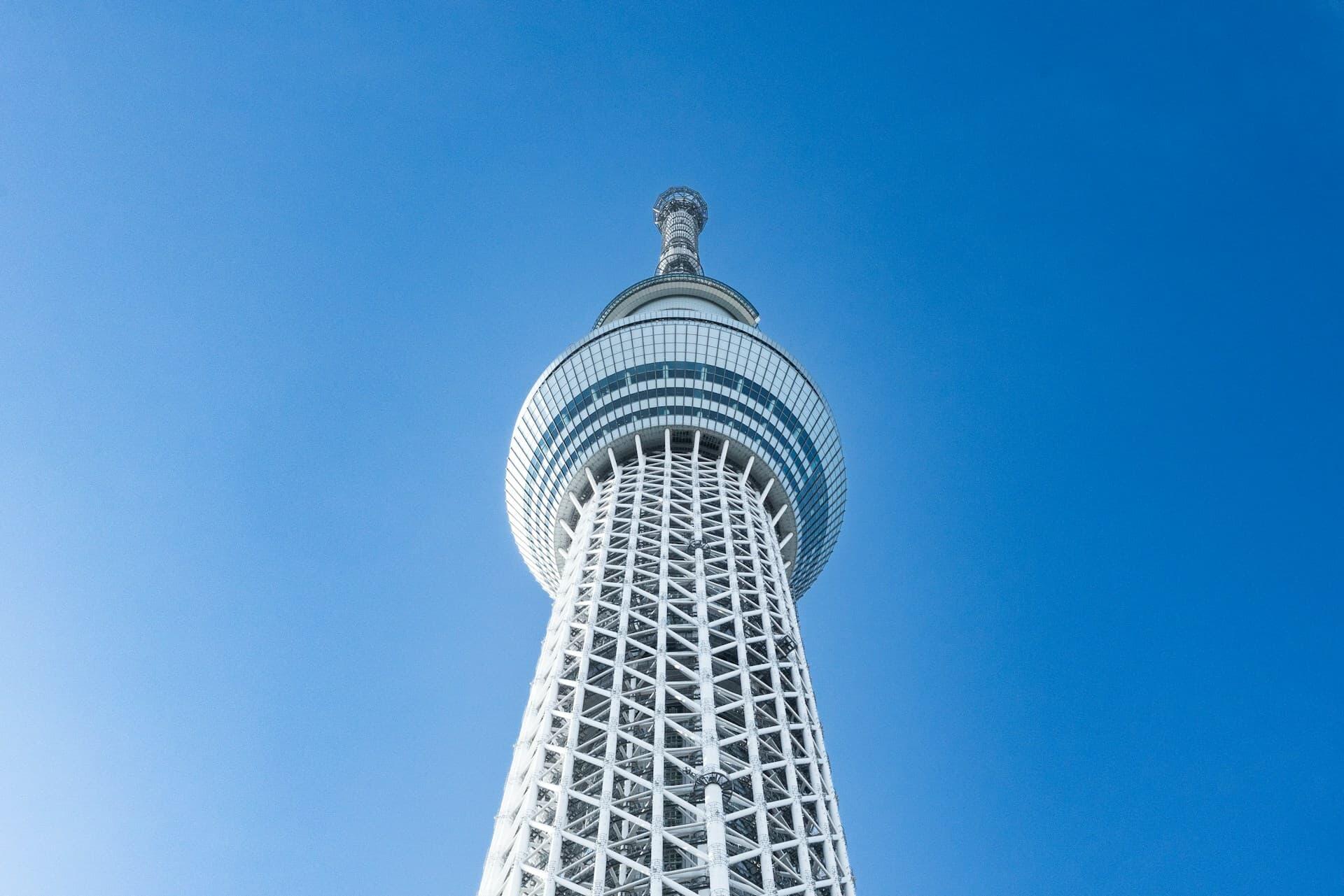 青空にそびえ立つ近代的な東京スカイツリー