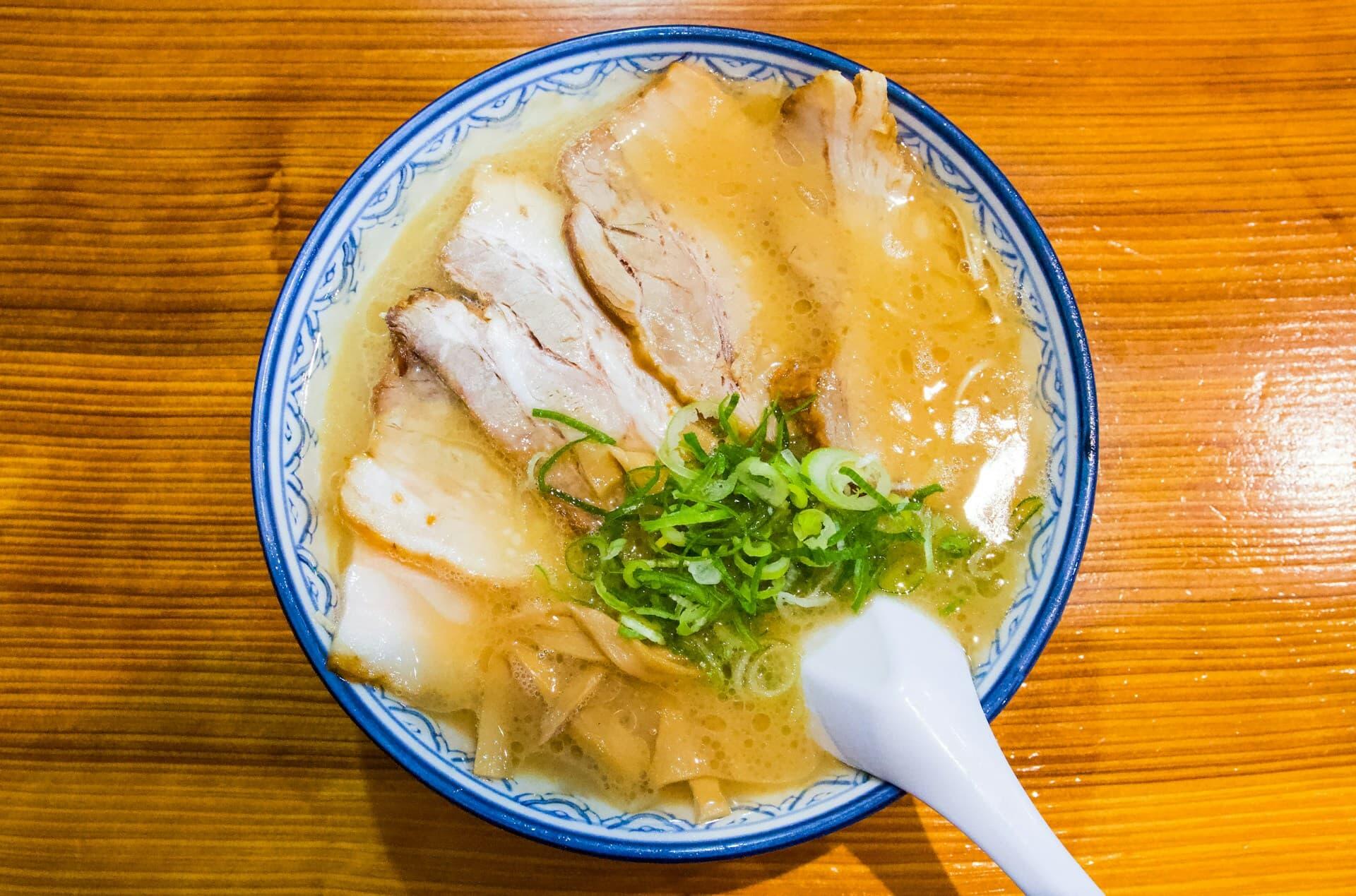 チャーシューとネギがのった本格とんこつラーメン