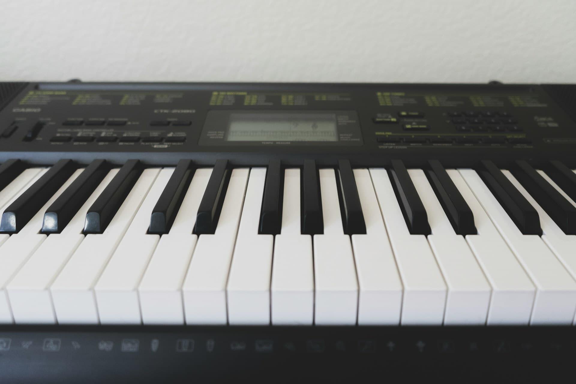 61鍵キーボードの鍵盤と操作パネル