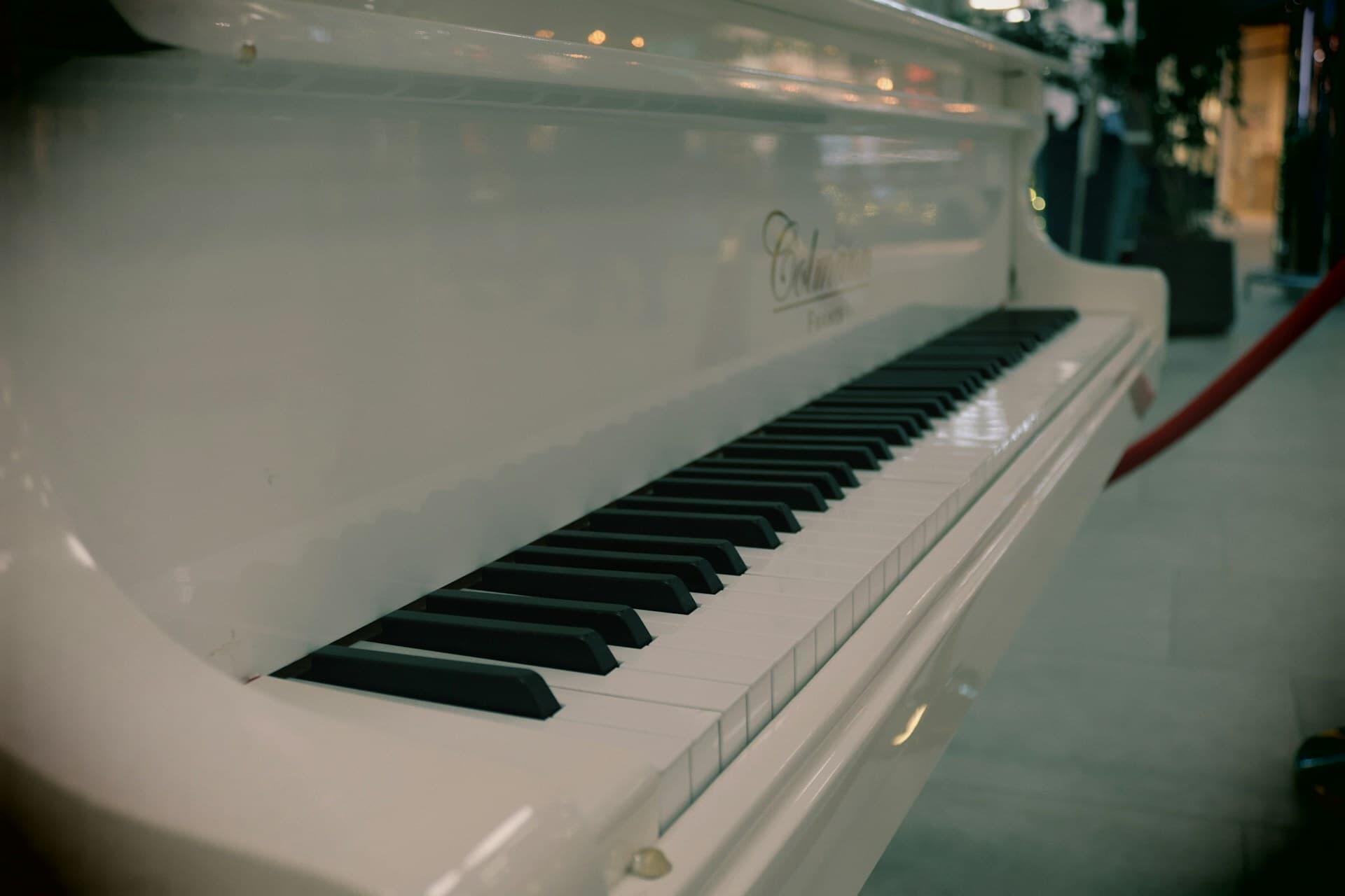 白いグランドピアノの鍵盤と美しい外装