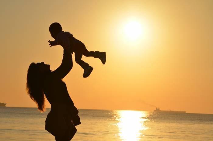夕日 夕焼け 母親 子供