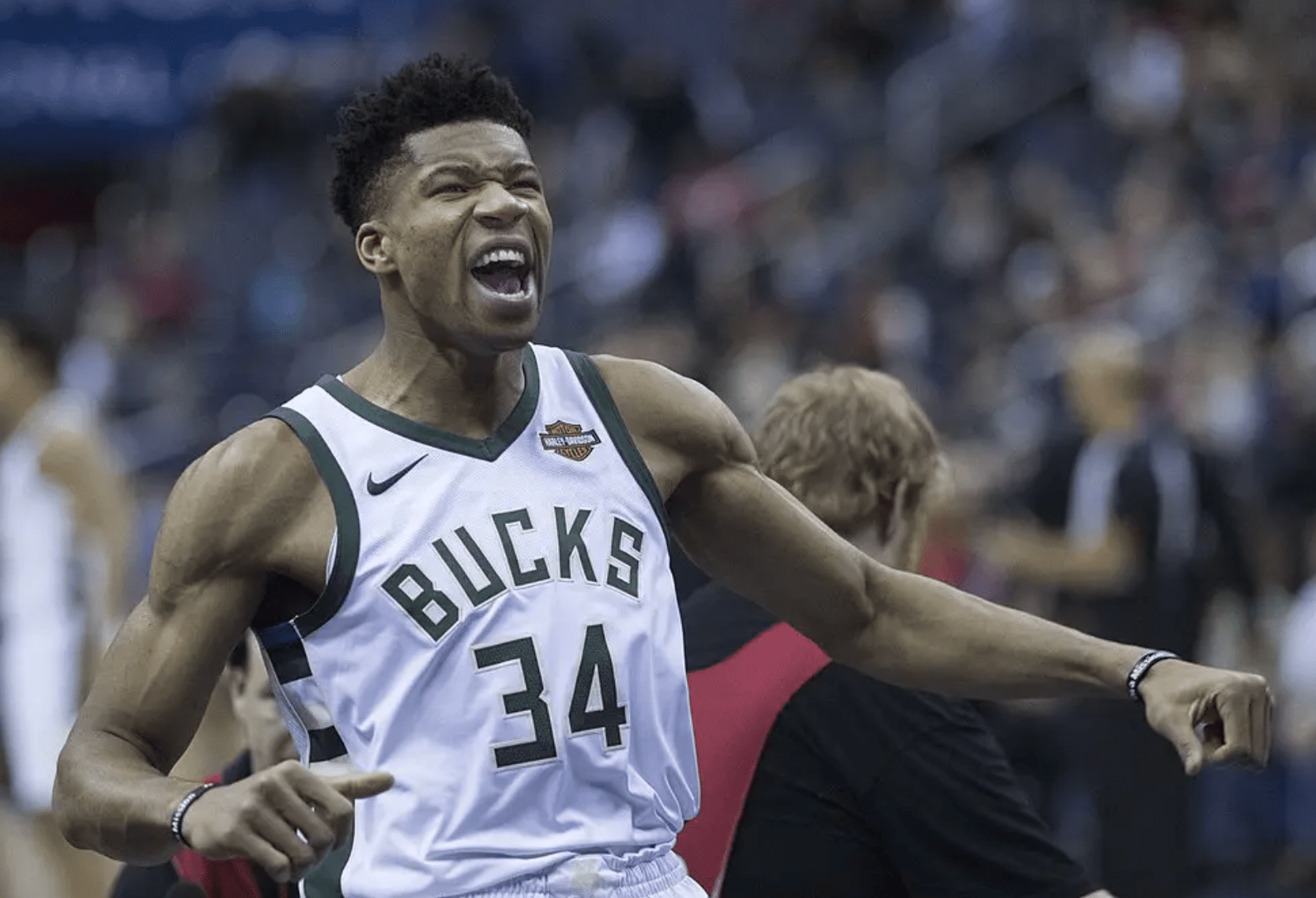 試合中に気迫を見せるNBAのヤニス・アデトクンボ選手