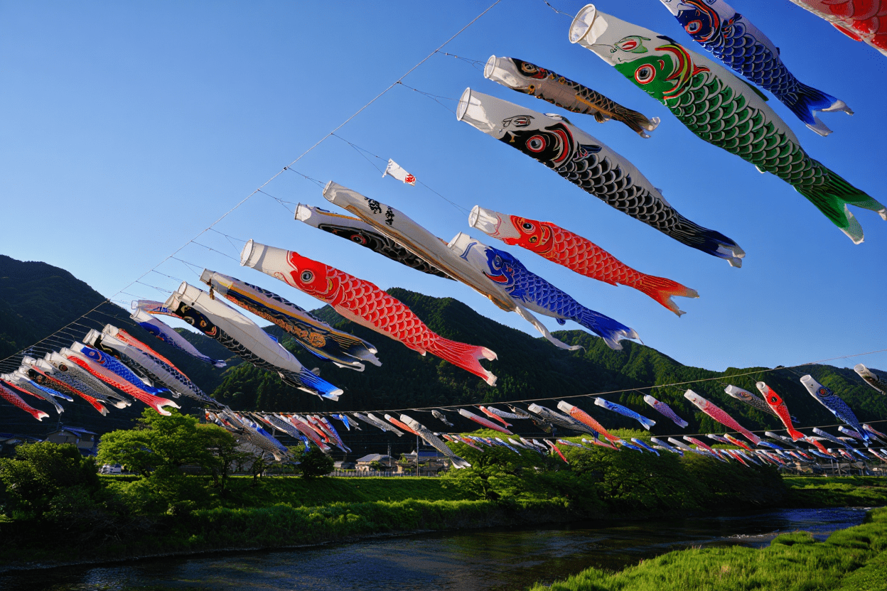 川の上, 青空を泳ぐ鯉のぼり