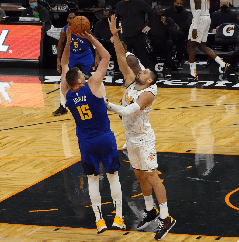 試合中にシュートを放つNBAのニコラ・ヨキッチ選手