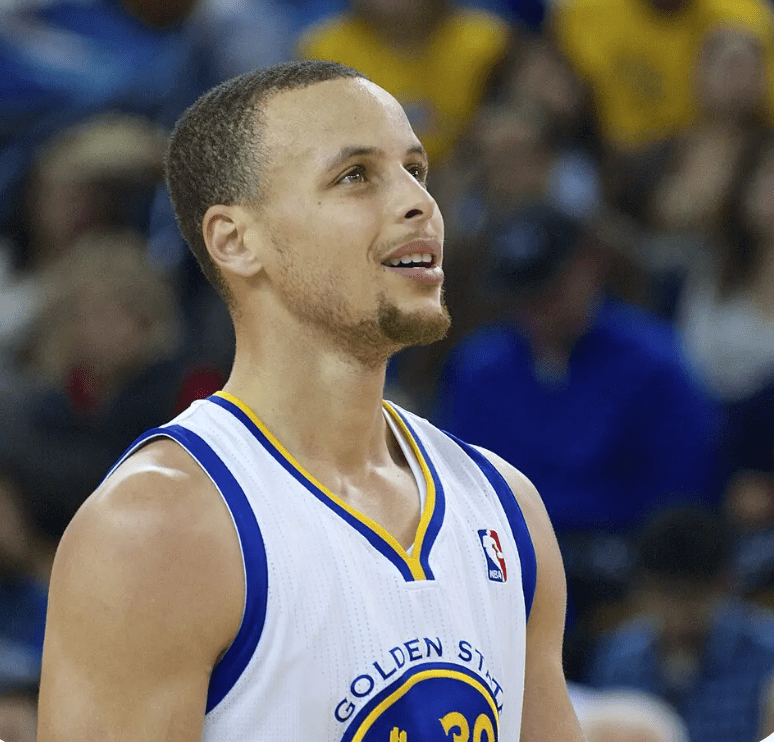 コート上で笑顔を見せるNBAのステフィン・カリー選手