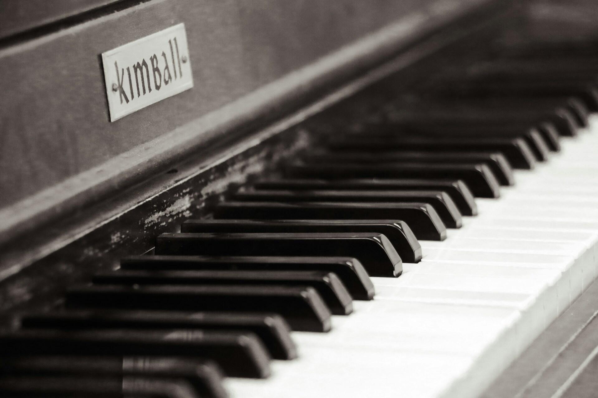 アップライトピアノの鍵盤をクローズアップした写真