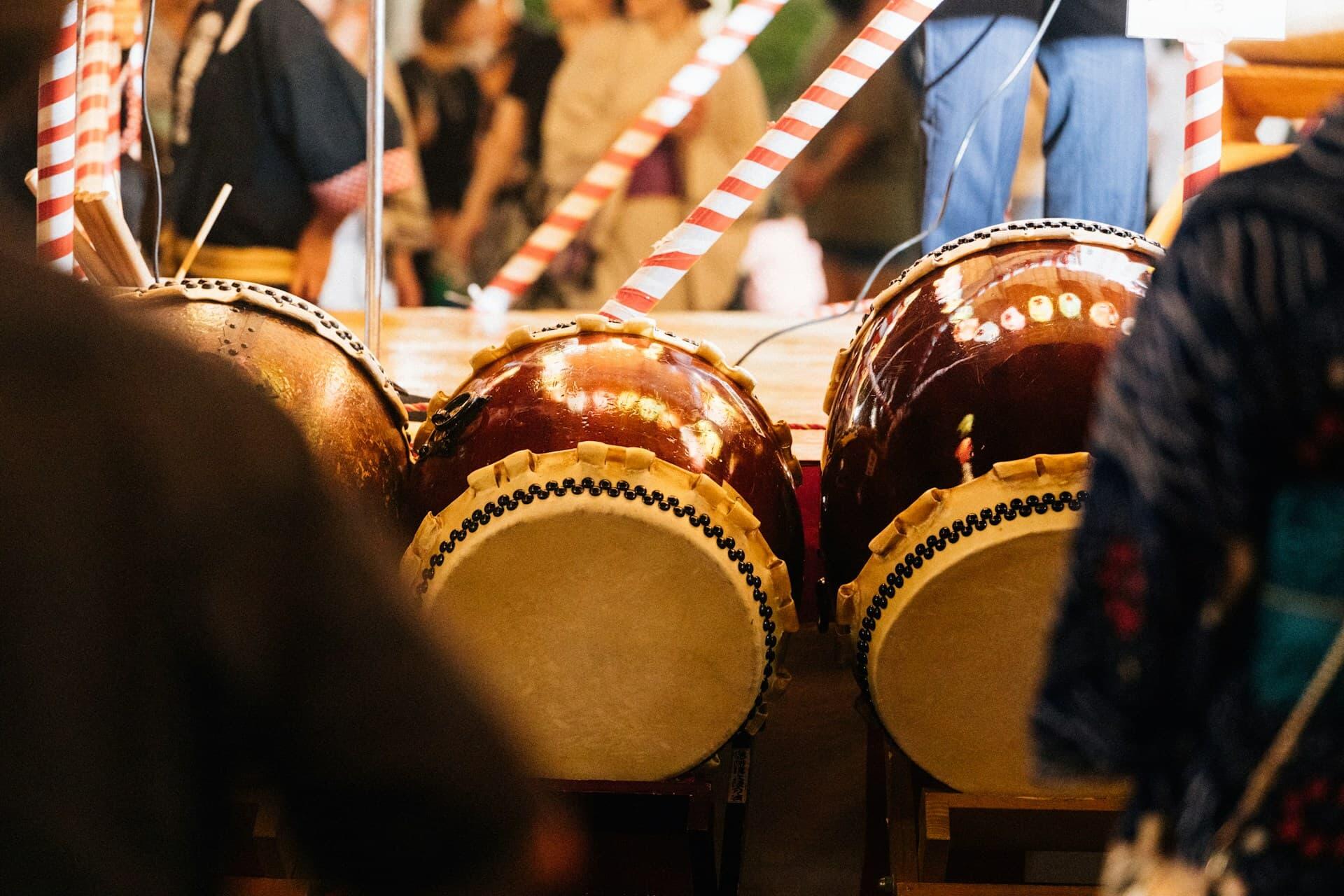 日本の祭りで使われる和太鼓の歴史ある楽器