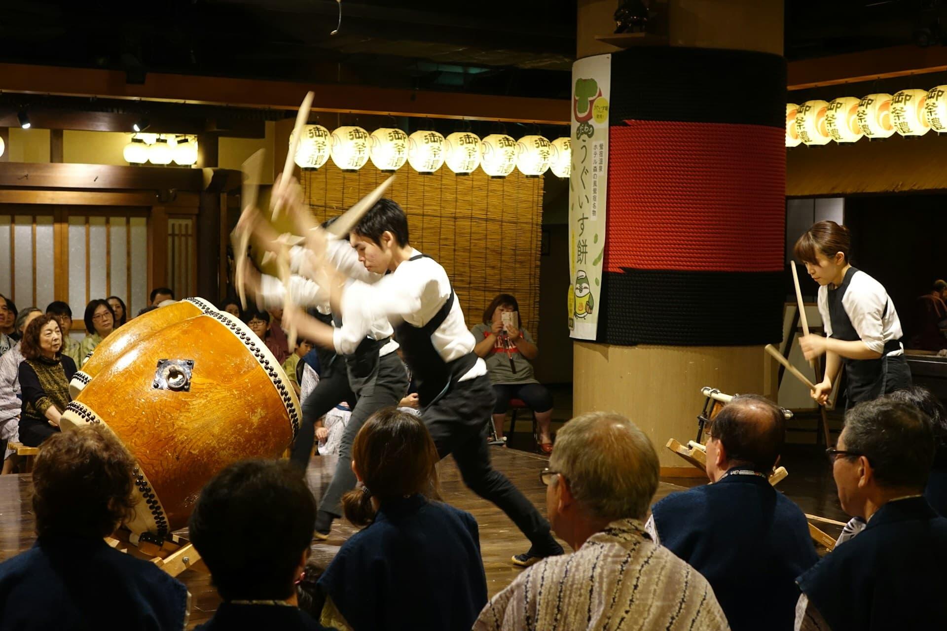 日本の伝統音楽を象徴する和太鼓の迫力ある演奏