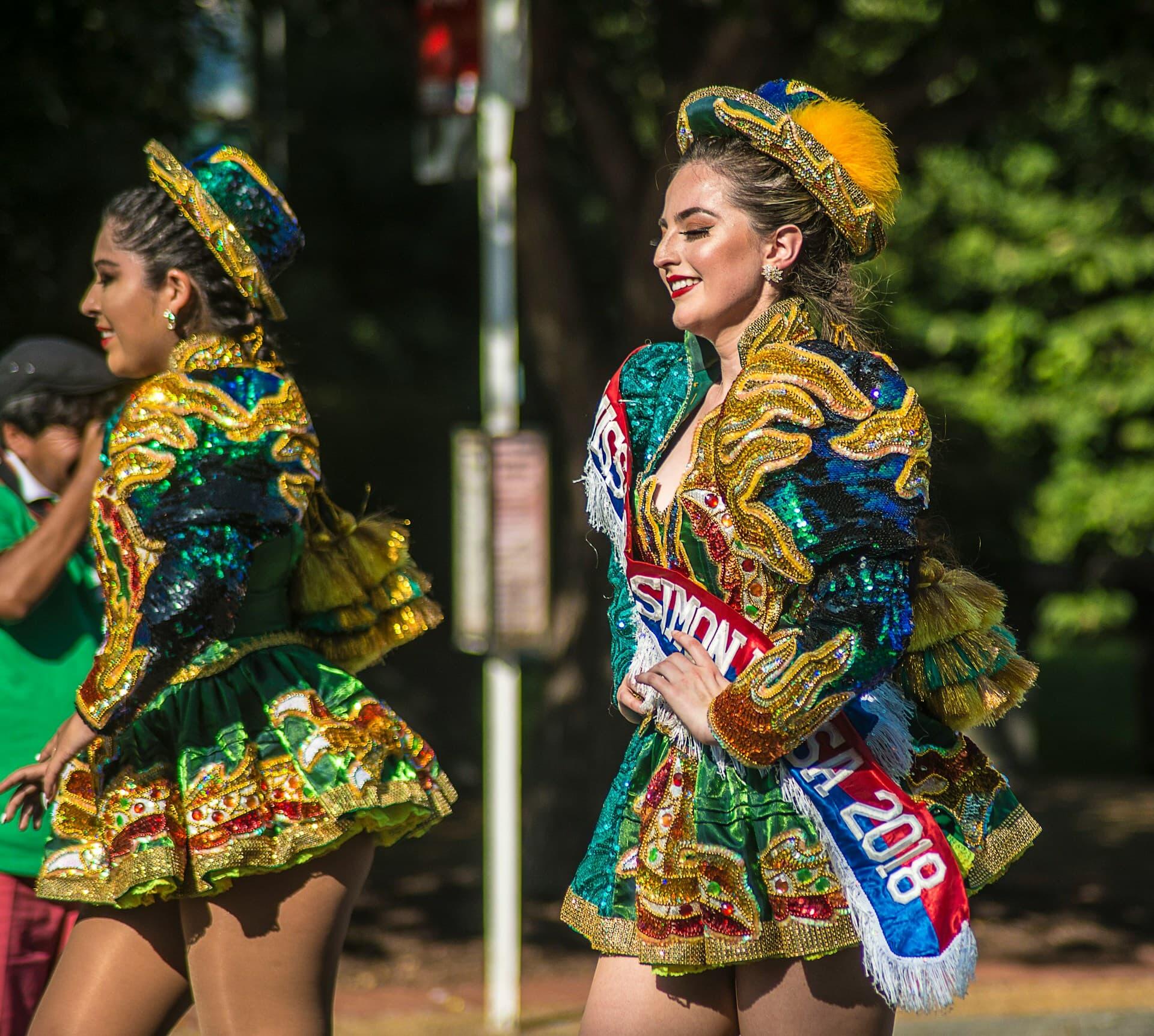 ポルトガル語圏の中南米の伝統衣装を着て踊るダンサーたち
