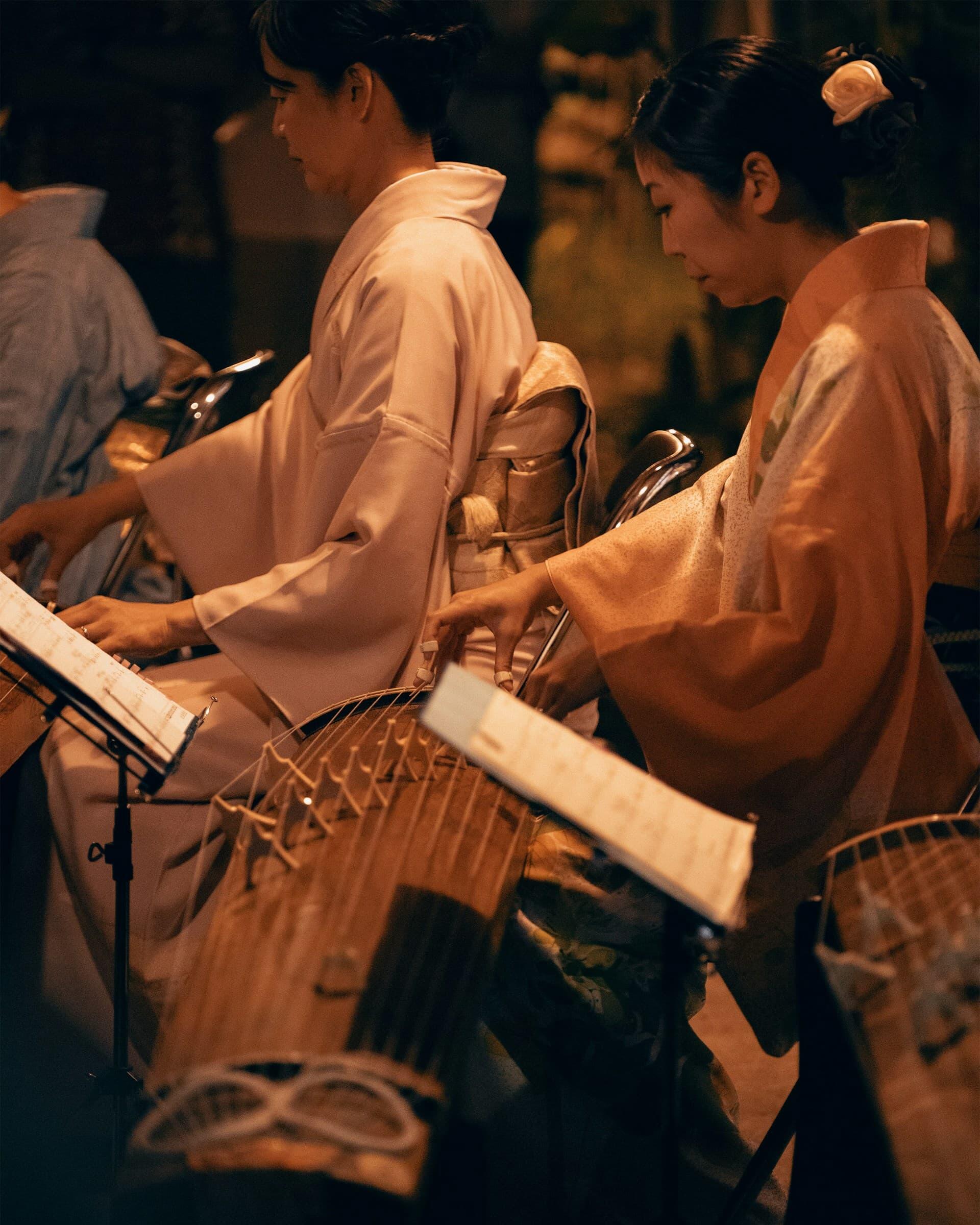 着物姿で琴を合奏する日本の伝統音楽の演奏風景