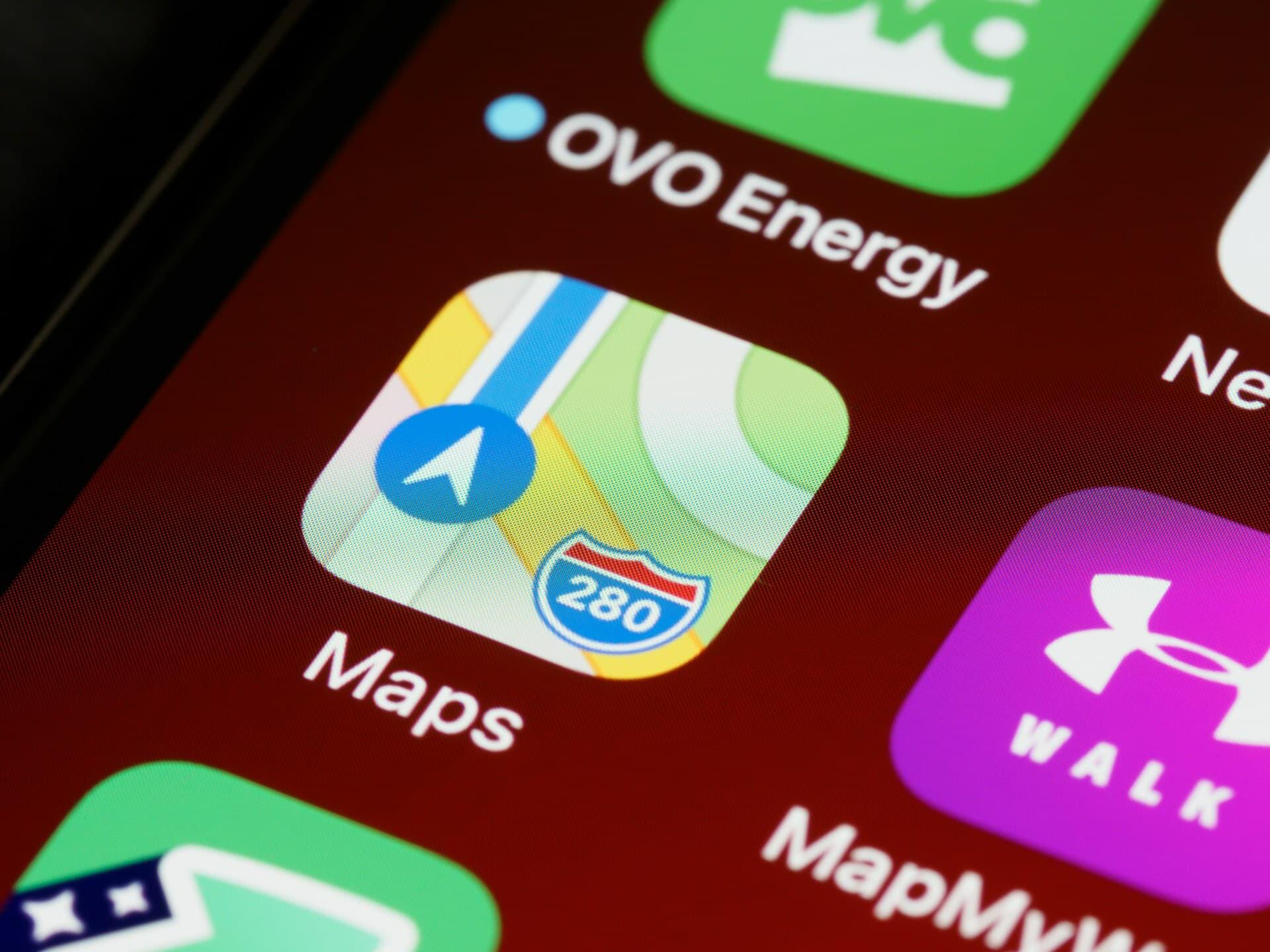 スマホ画面に映る地図アプリのアイコン