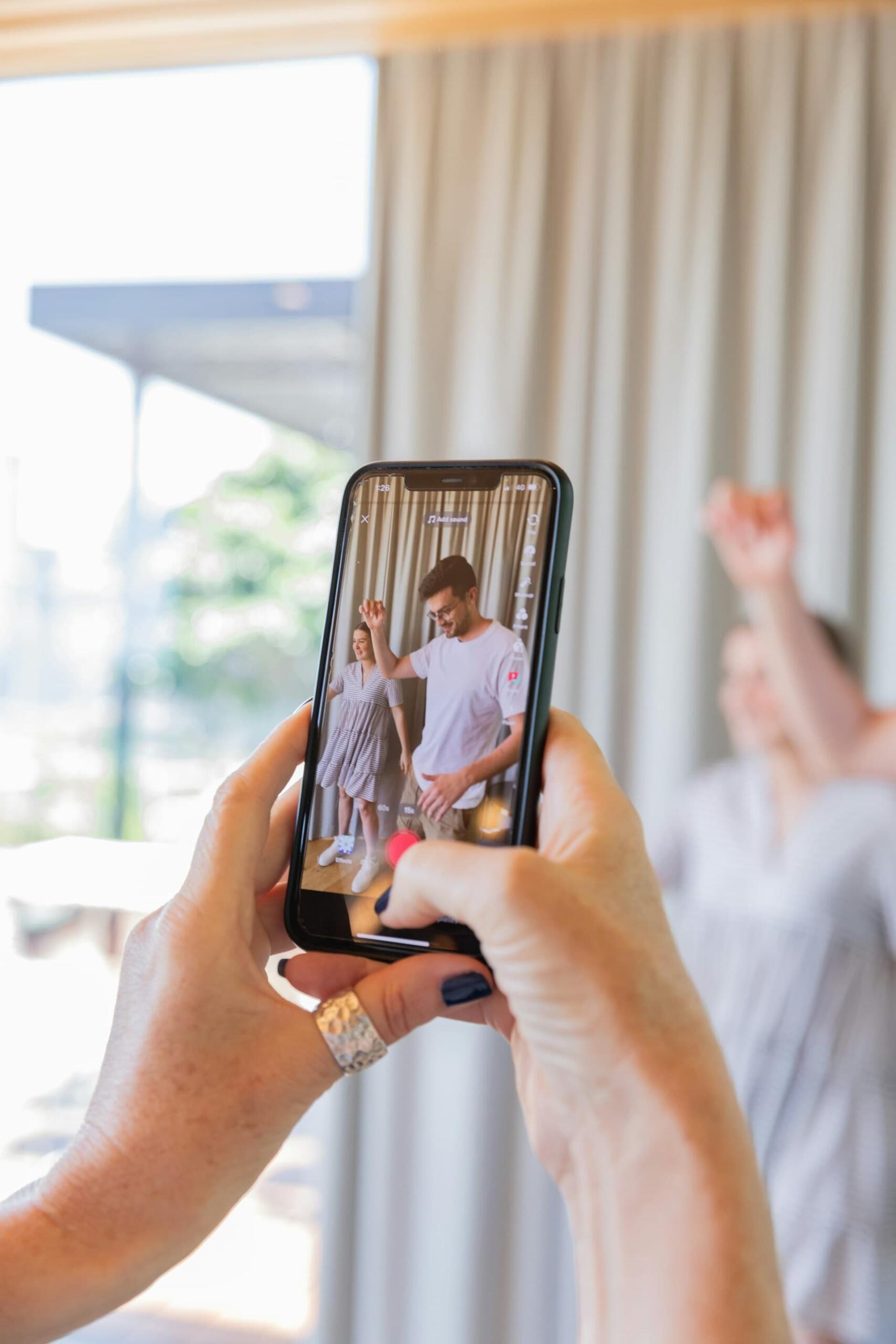 スマホでダンス動画を撮影する様子。