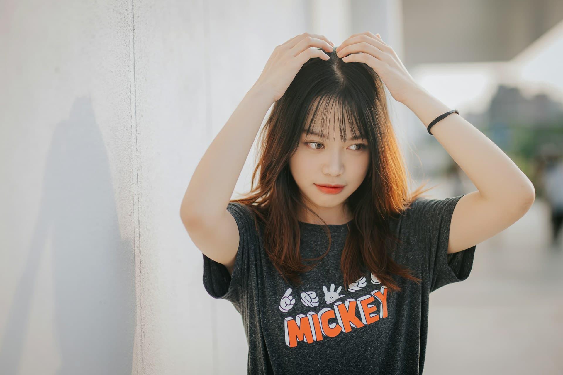 韓国風ファッションでポーズをとる女性。