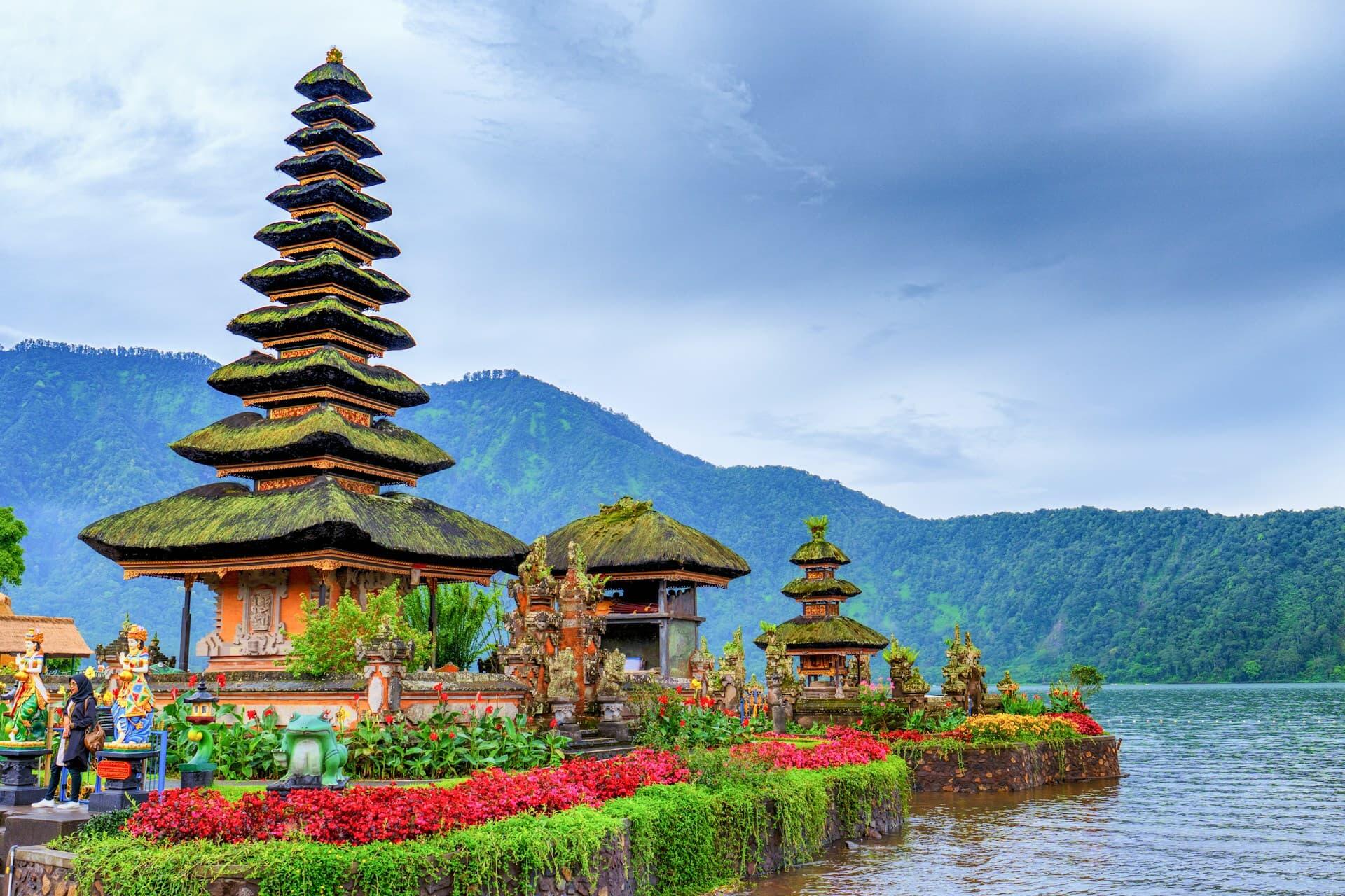 インドネシア語圏を象徴するバリ島の寺院