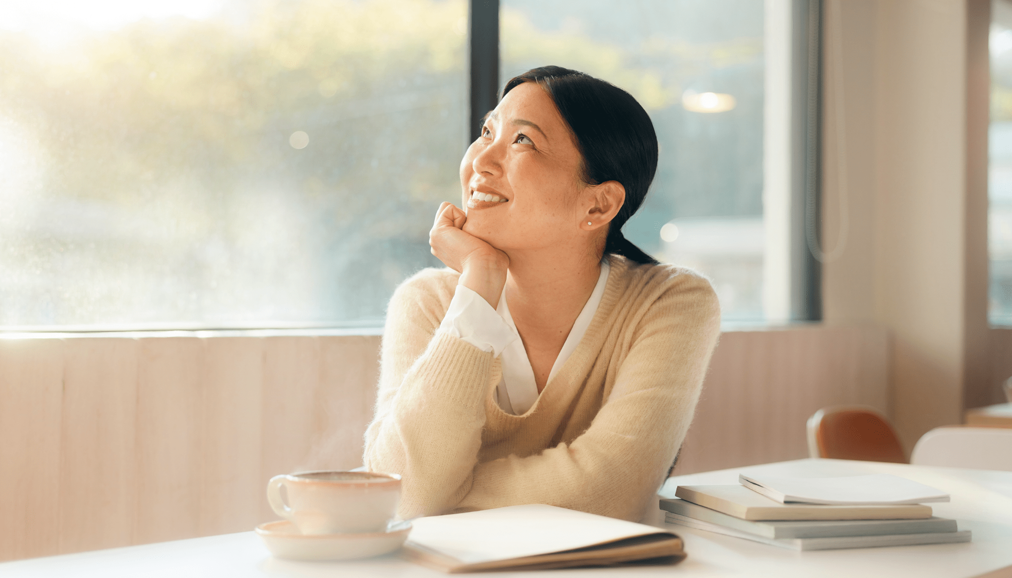 カフェで外国語のおすすめを考える女性