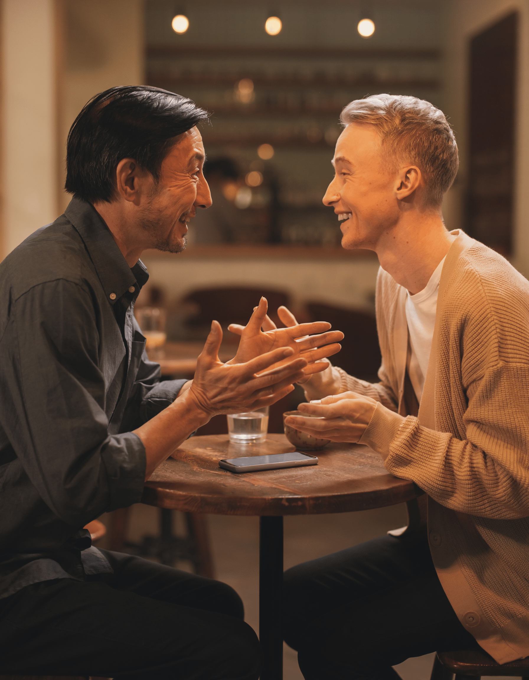 翻訳アプリを置いて外国語で語り合う2人