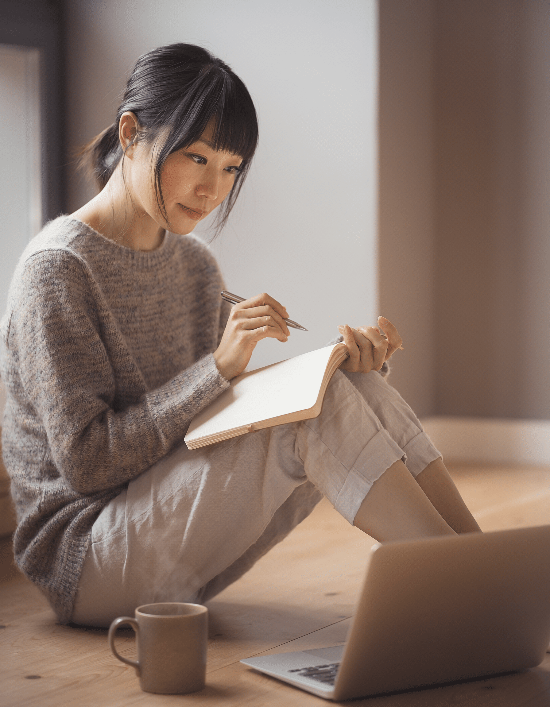 学ぶ外国語の選び方を書き出す女性