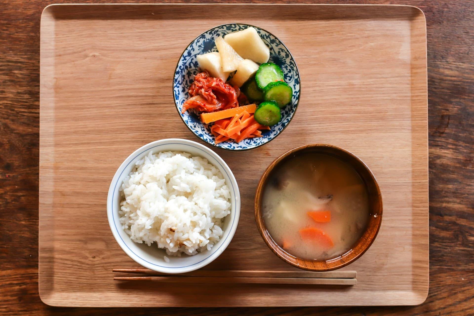ご飯とみそ汁を並べた和食の献立