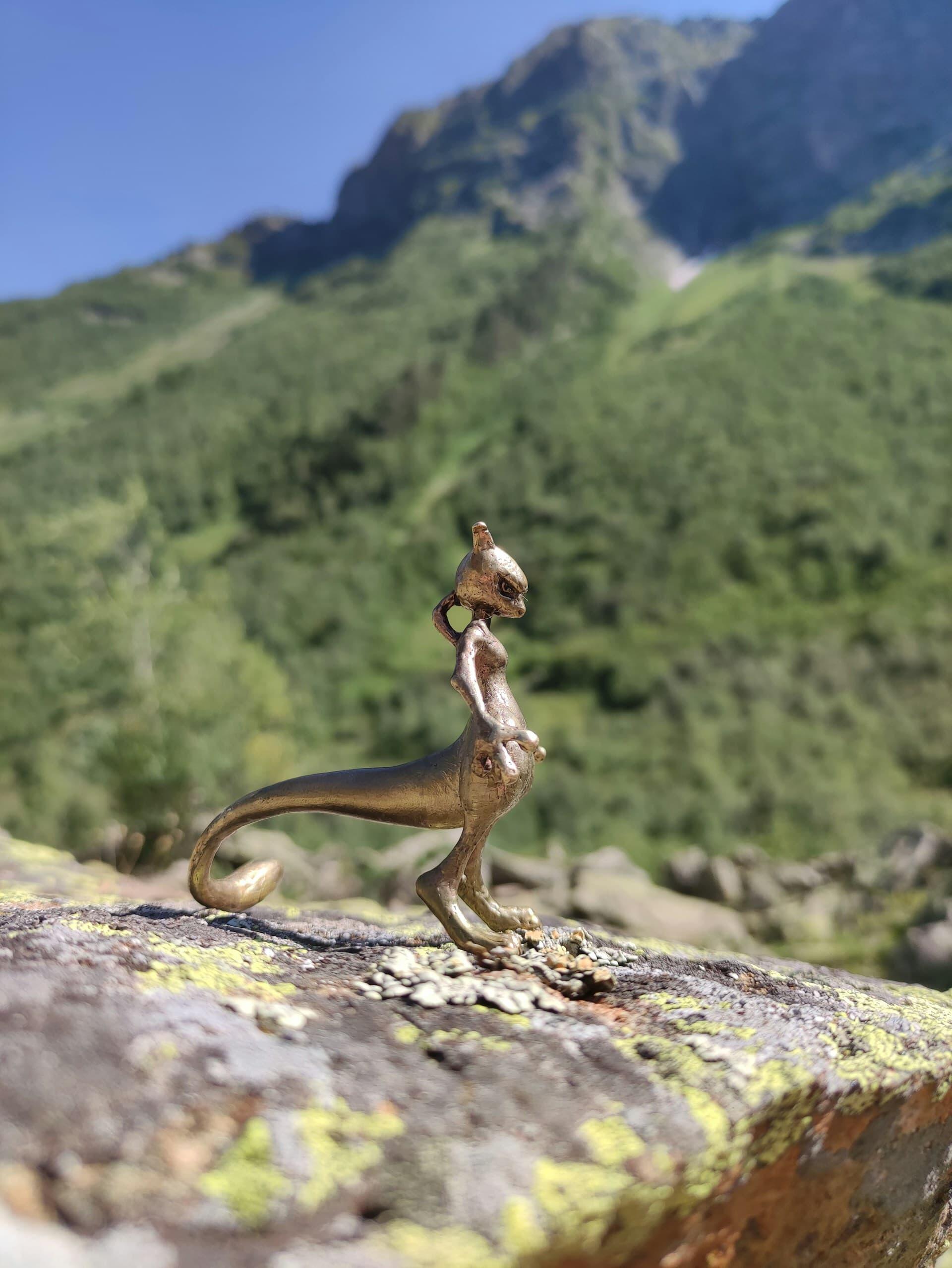 山を背に岩の上に立つミュウツーのフィギュア