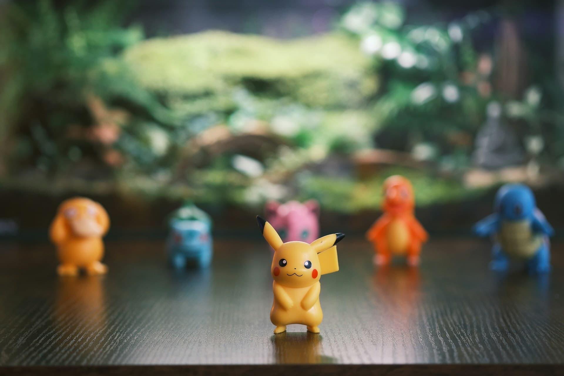 ピカチュウを先頭に並んだポケモンのフィギュア
