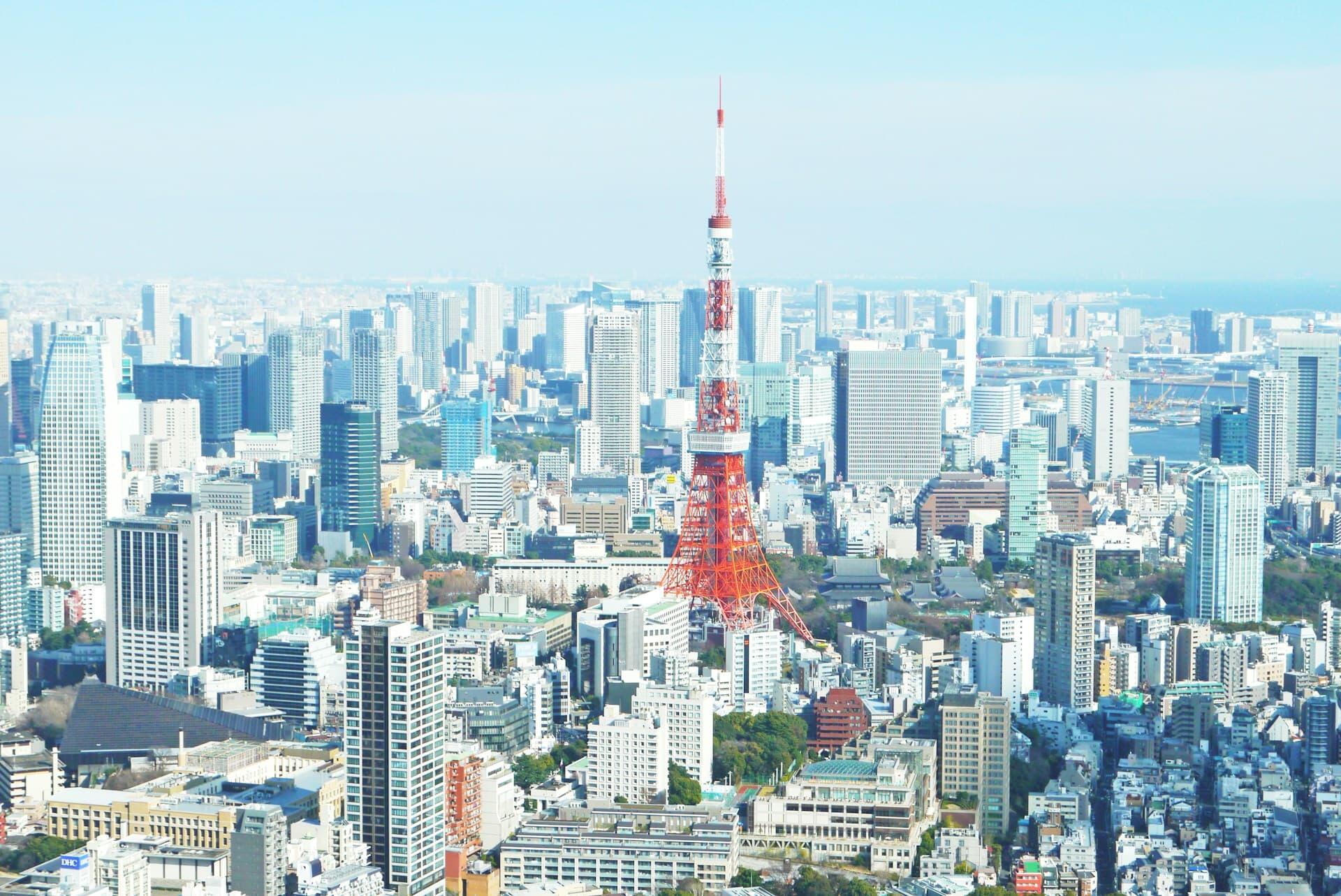 東京タワーと高層ビルが並ぶ東京の街並み
