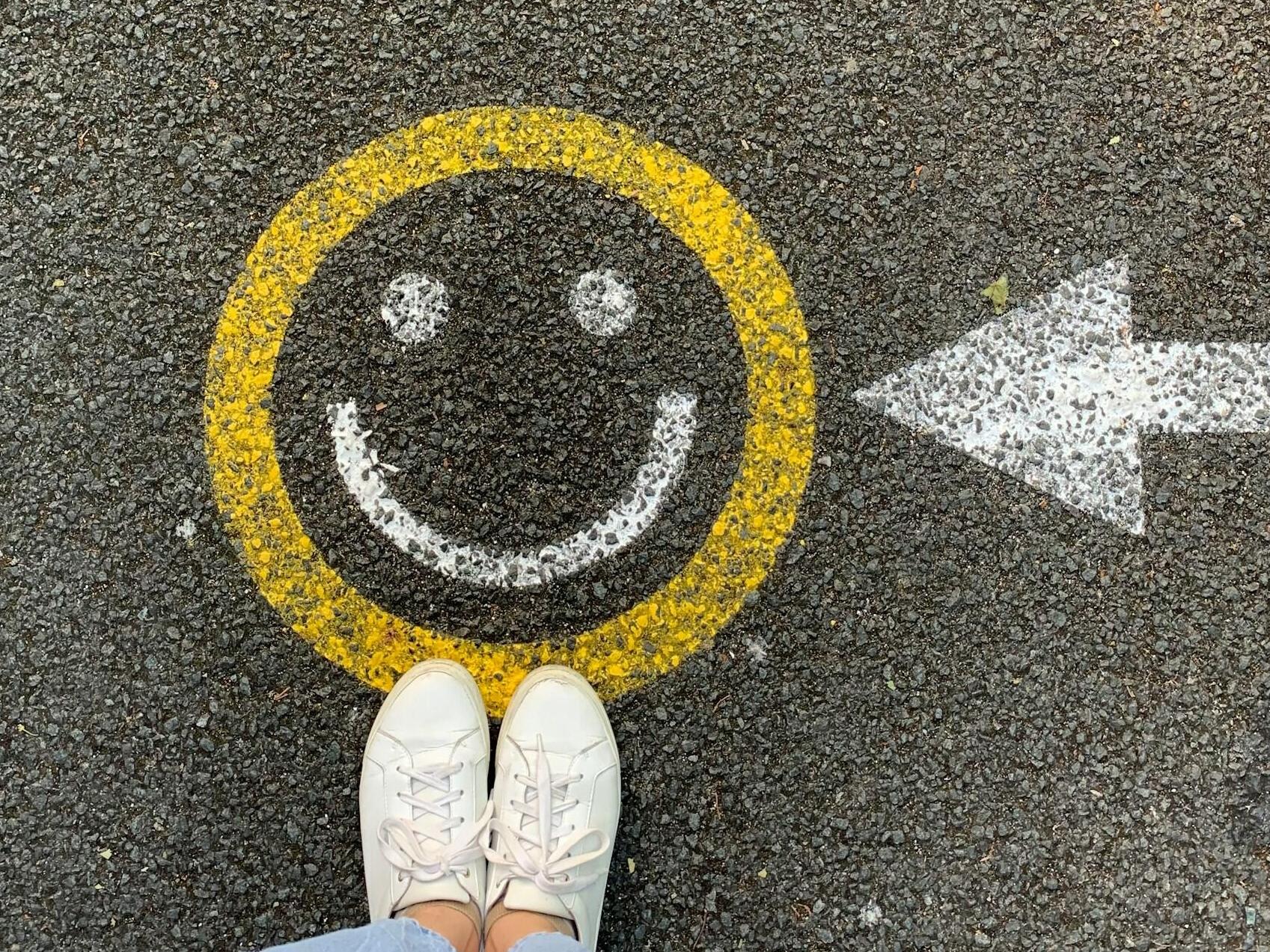 And grindinio nupiešta šypsena ir žmogus su džinsais