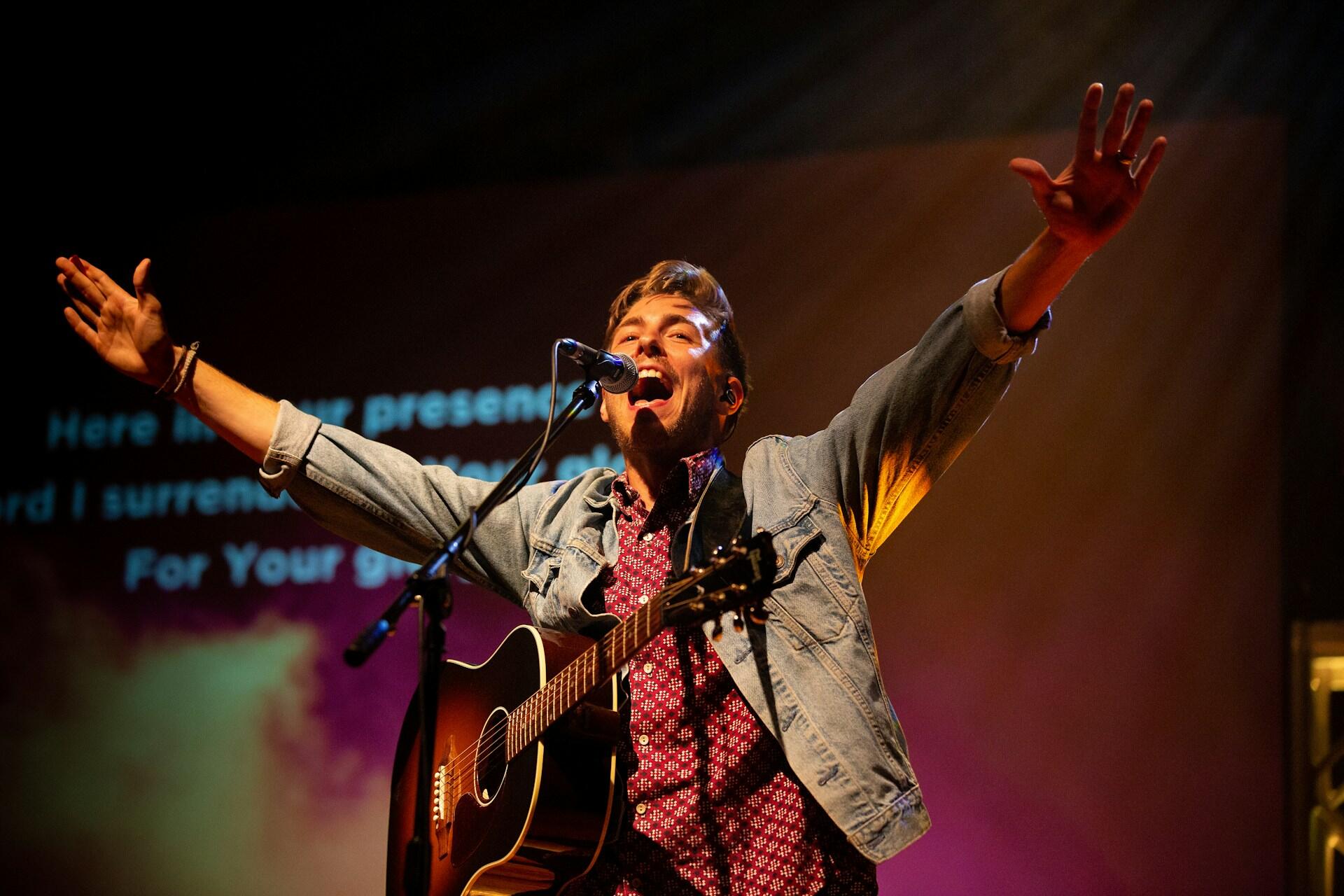 Dainininkas pasirondatis scenoje