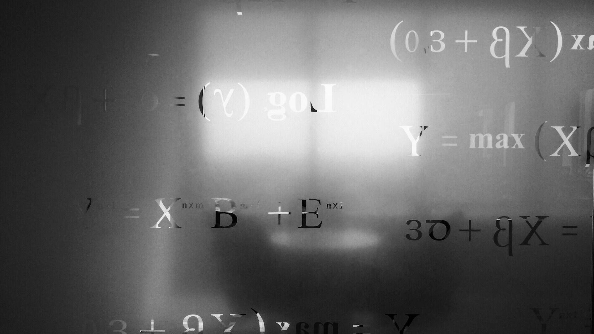 Veidrodiniame fone matomos matematinės formulės