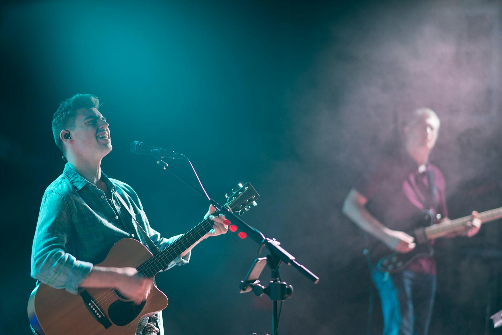 Du vyrai groja ir dainuoja ant scenos