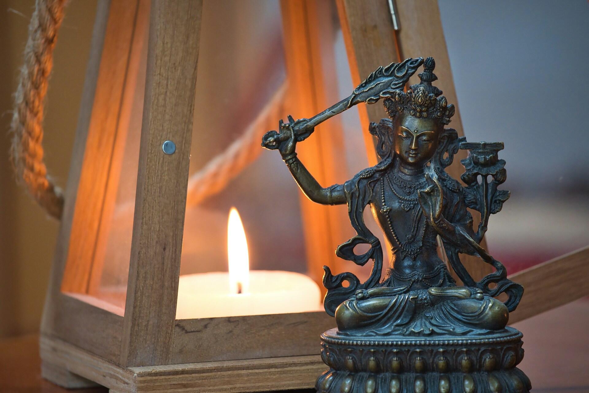 Budos statulėlė ir meditacinė žvakė
