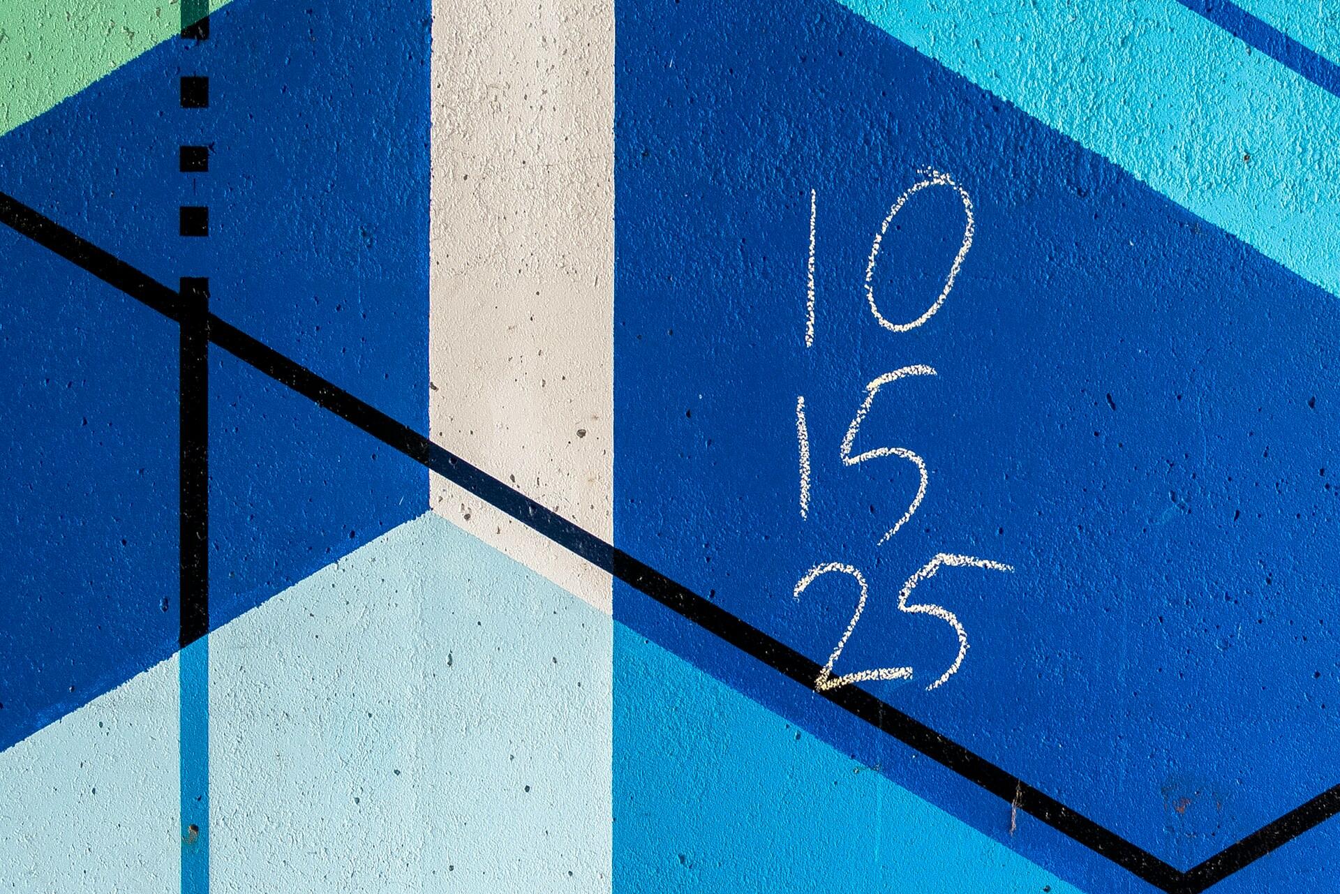 Skaičiai ant mėlynos sienos
