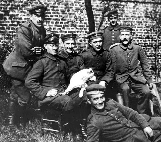 Hitleris su kitais kareiviais