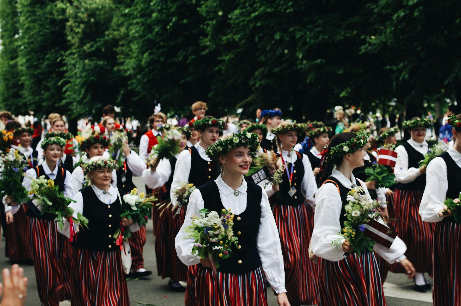 Merginos su tautiniais drabužiais