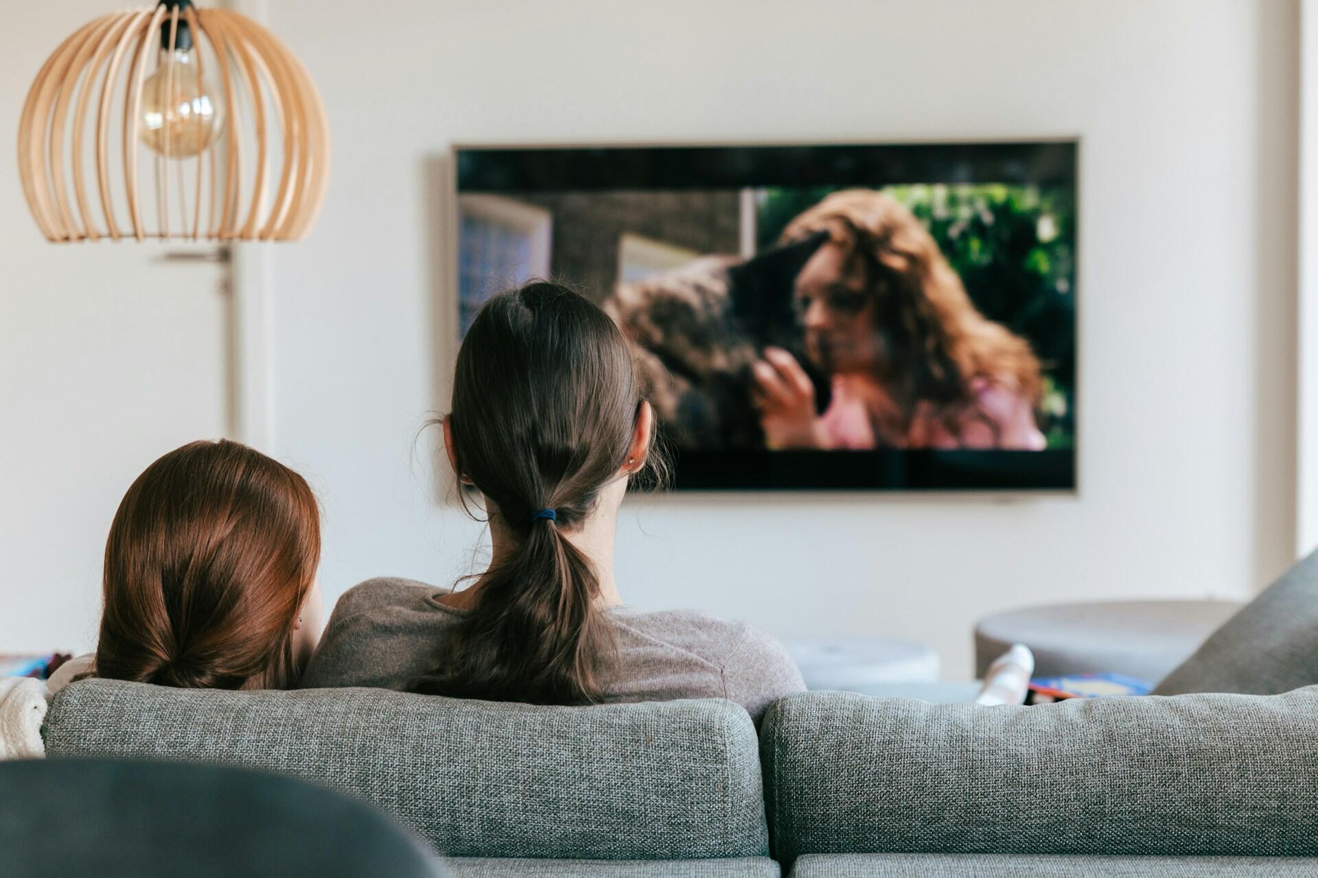 Dvi merginos žiūri televiziją