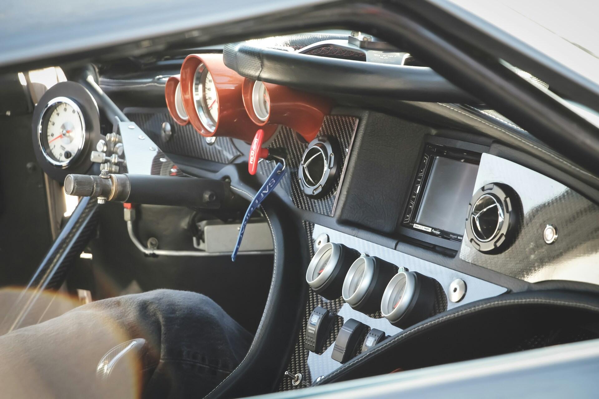Automobilio salonas su anglies pluoštu